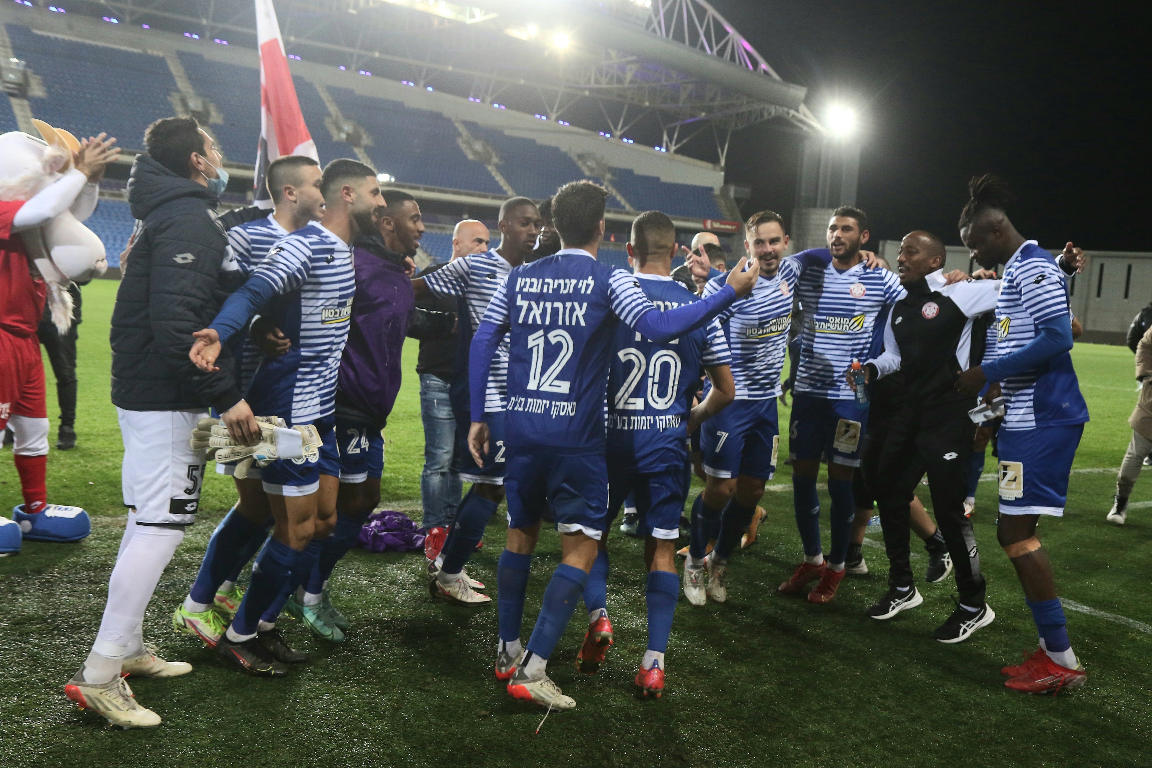 שחקני הפועל חדרה חוגגים ניצחון על בני סכנין