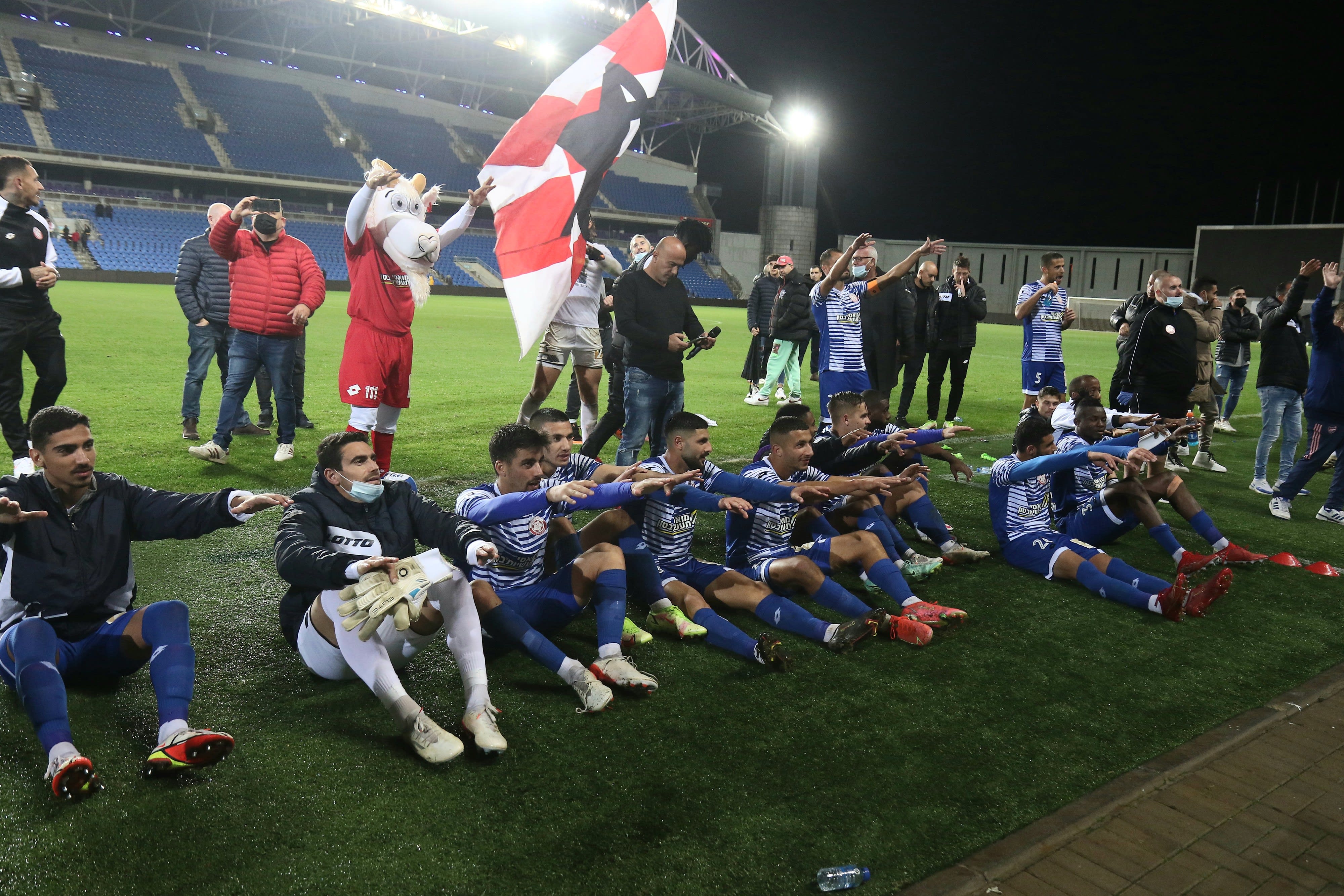 שחקני הפועל חדרה חוגגים ניצחון על בני סכנין