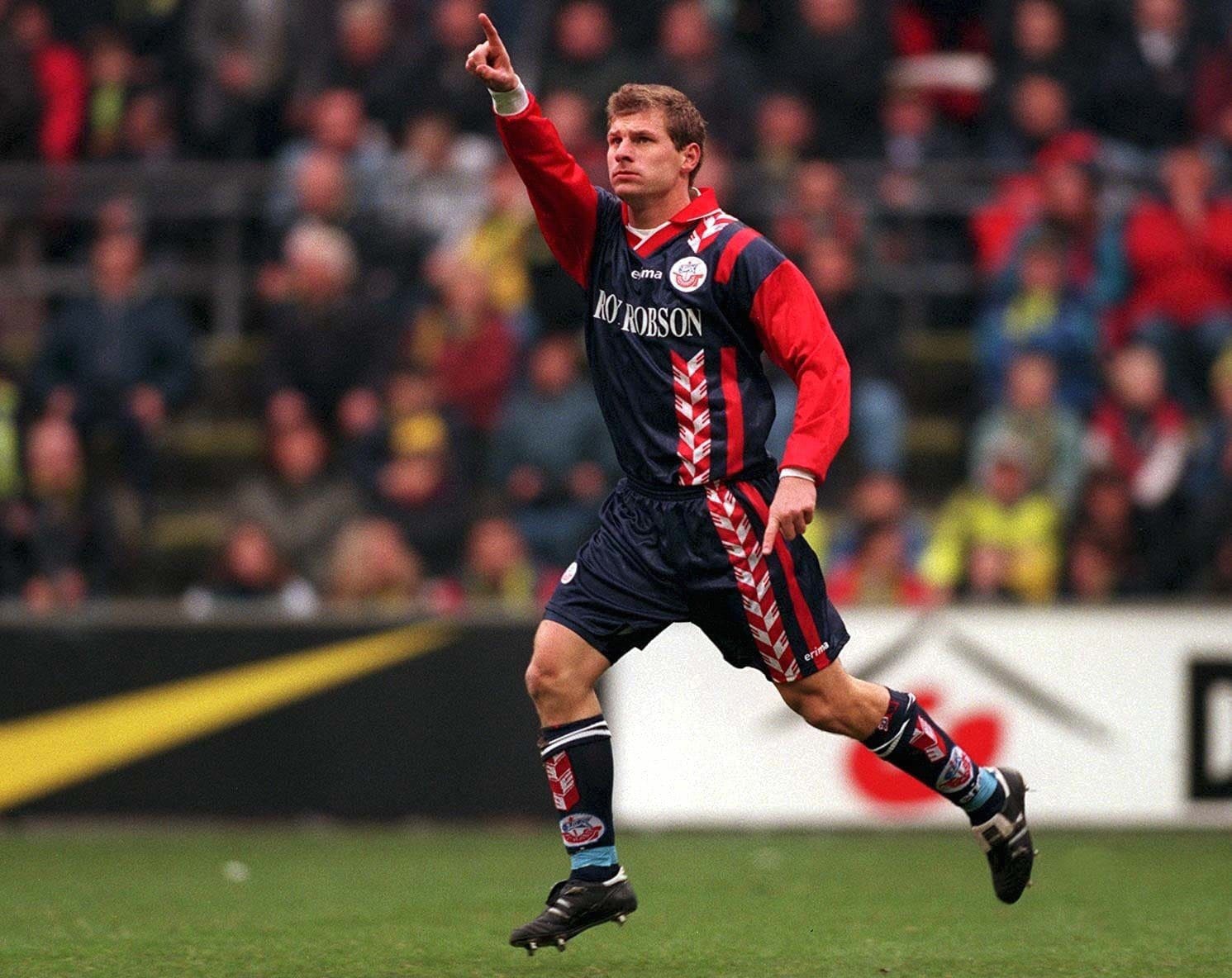 חלוץ העבר שטפן באומגרט