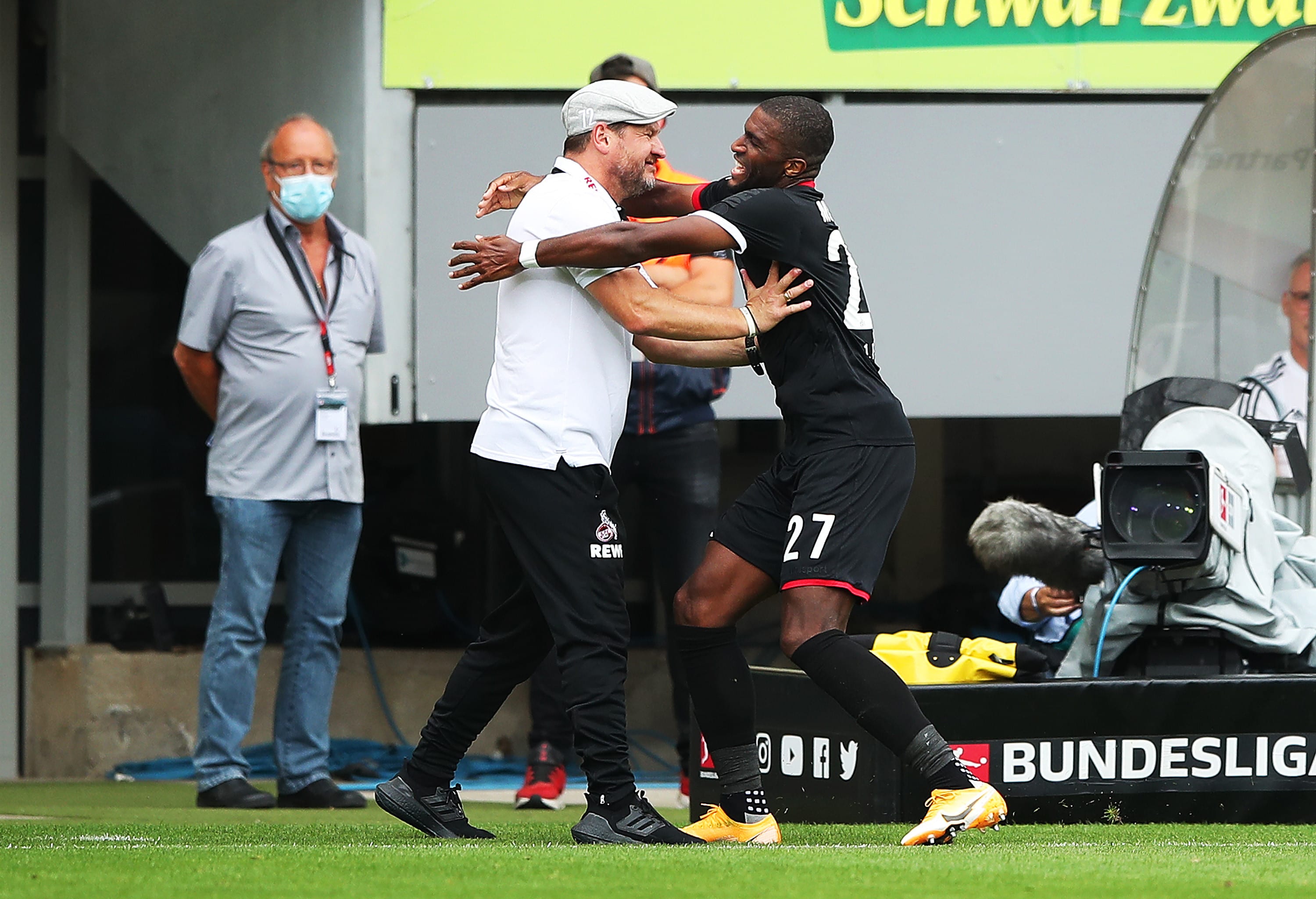 חלוץ קלן אנתוני מודסט חוגג עם מאמנו שטפן באומגרט