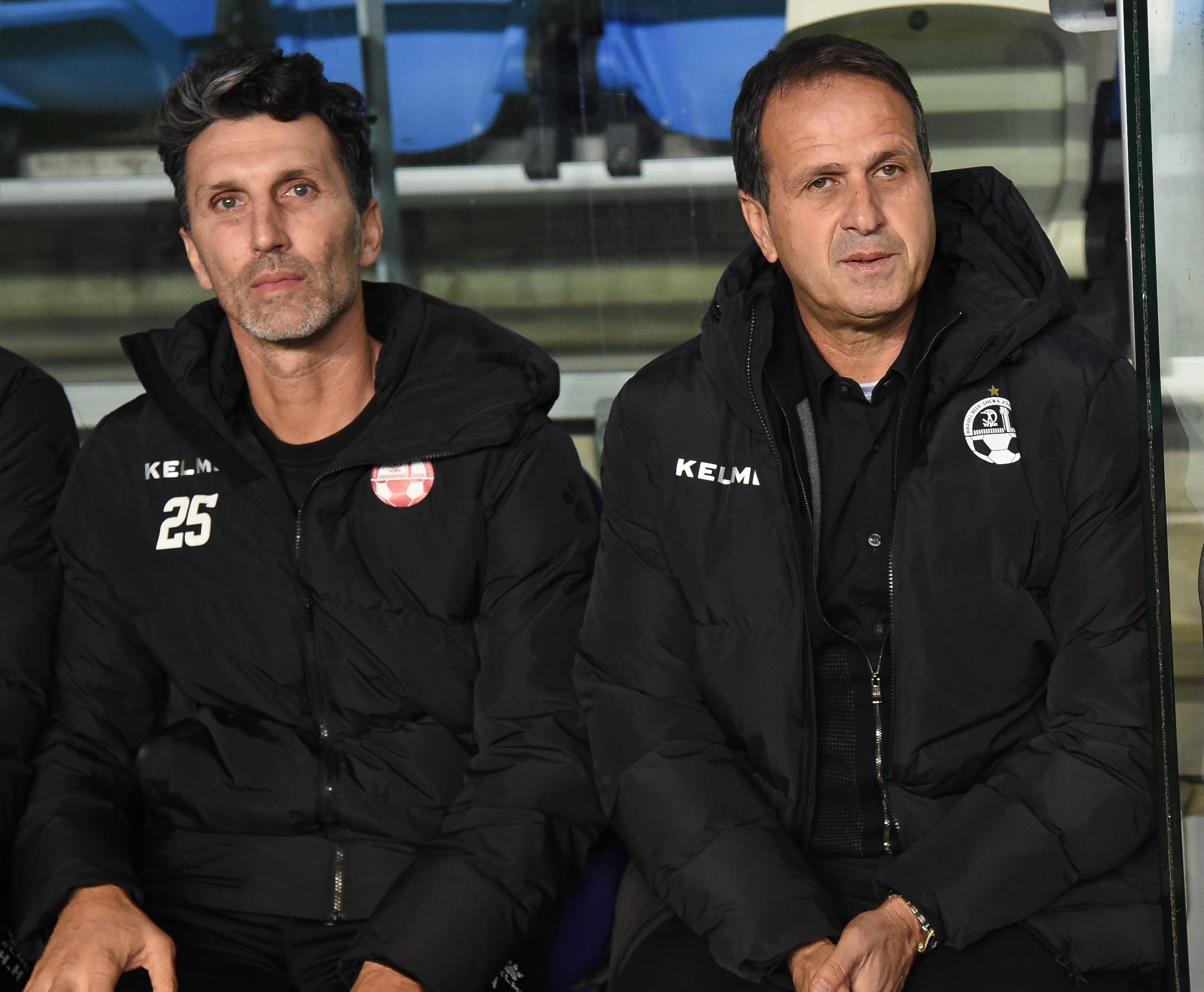 מאמן הפועל באר שבע, רוני לוי עם עוזרו אריק בנדו