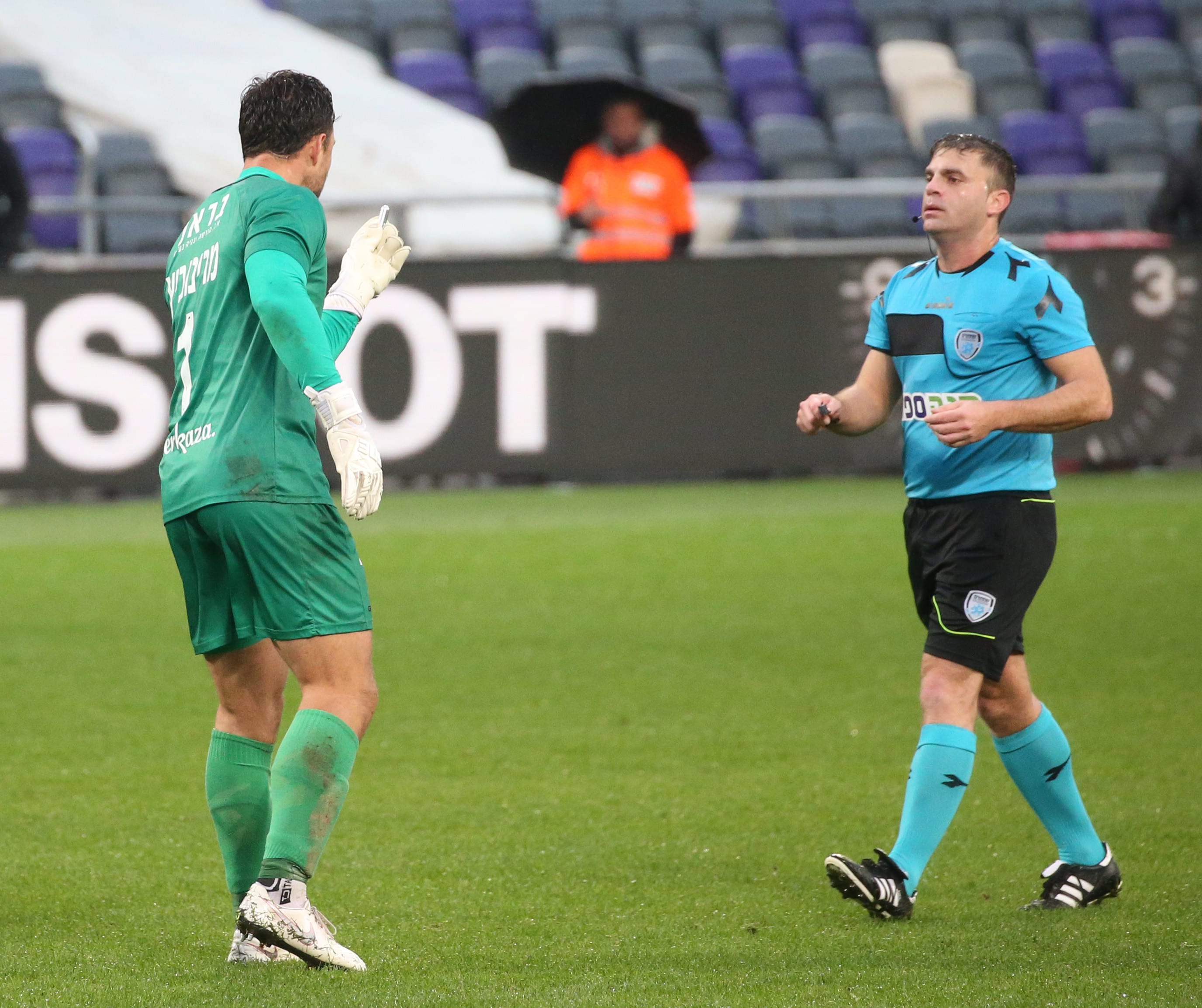 סטפן מרינוביץ' שוער הפועל נוף הגליל מביא מצת שנזרקה לעברו לשופט שלומי בן אברהם