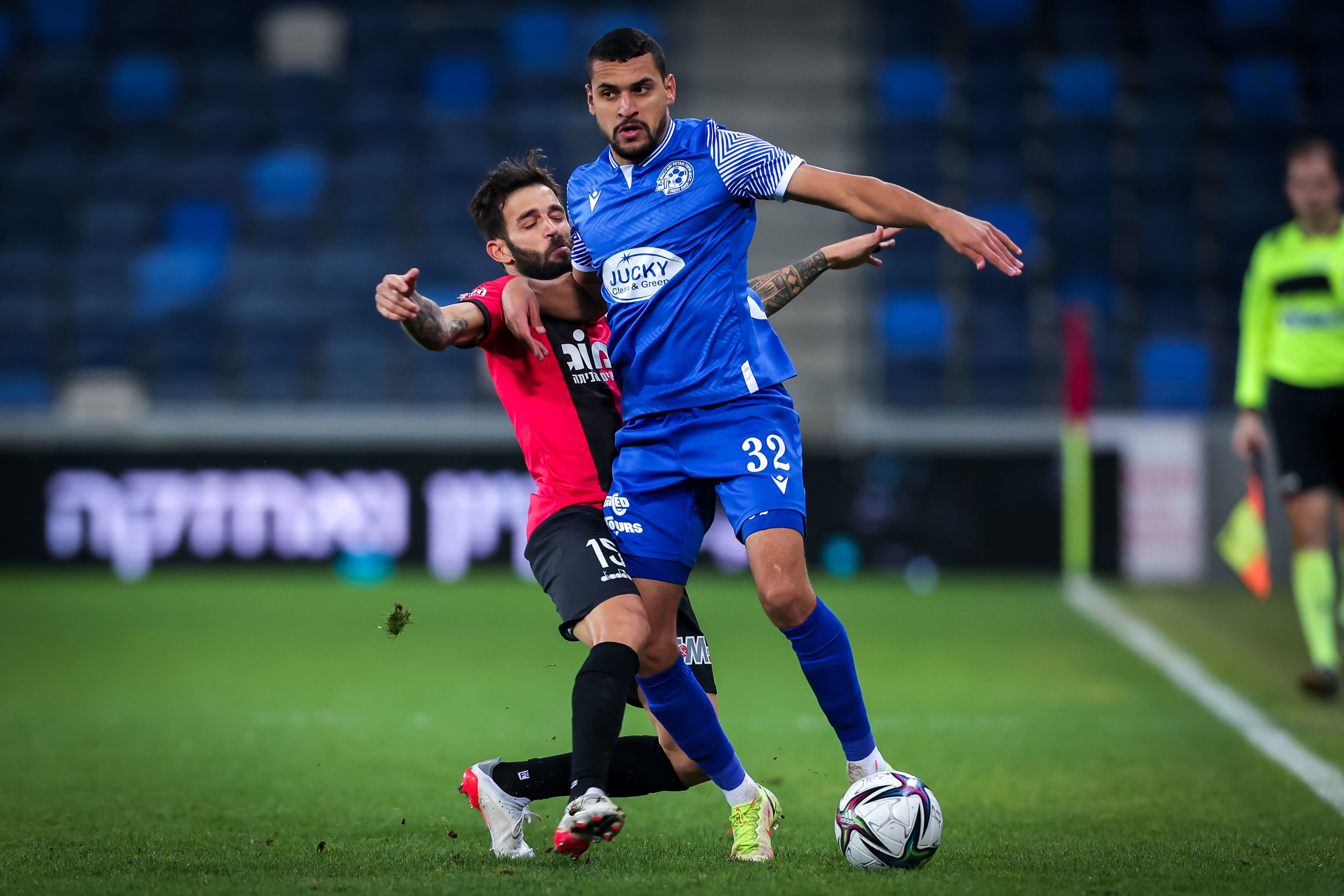 מוחמד הינדי שחקן מכבי פתח תקוה מול חנן ממן שחקן הפועל חיפה