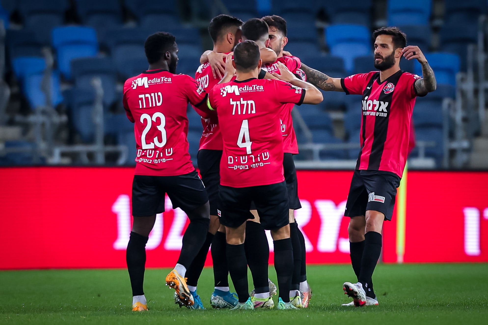 שחקני הפועל חיפה חוגגים