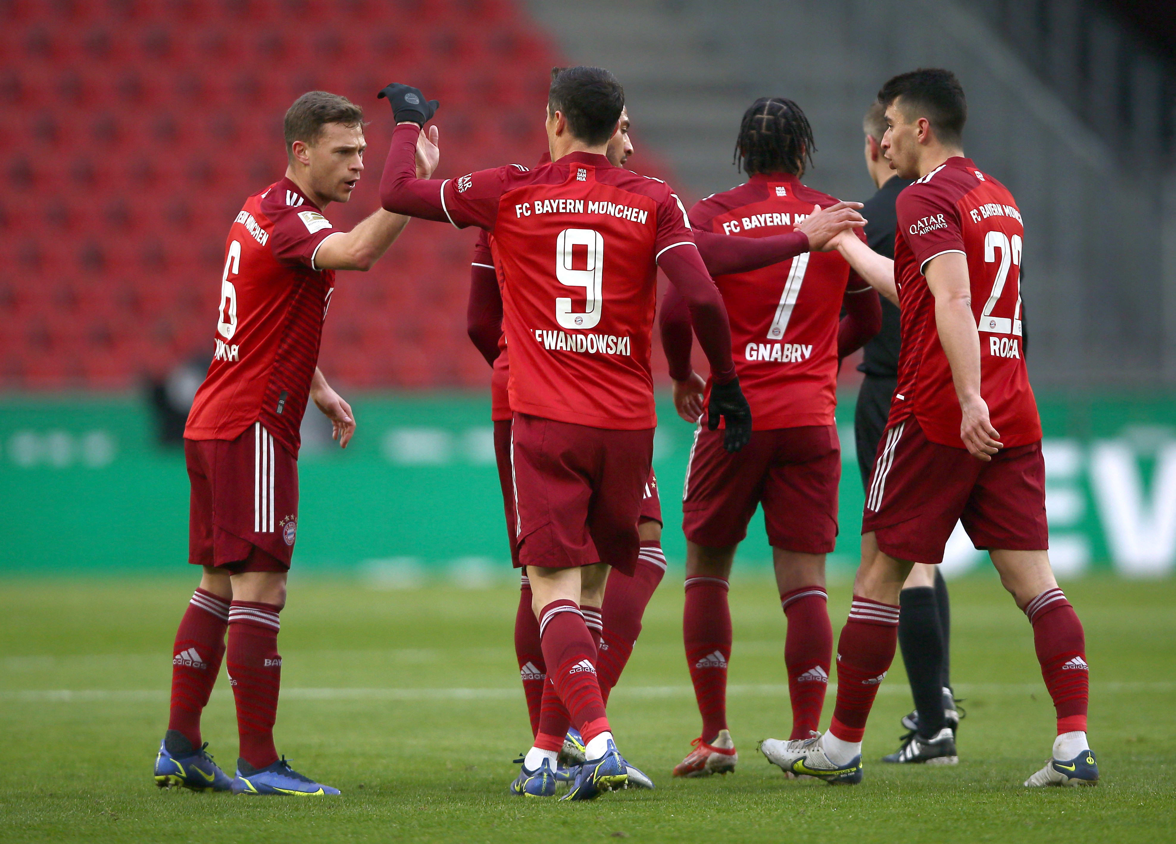 שחקני באיירן מינכן חוגגים עם רוברט לבנדובסקי