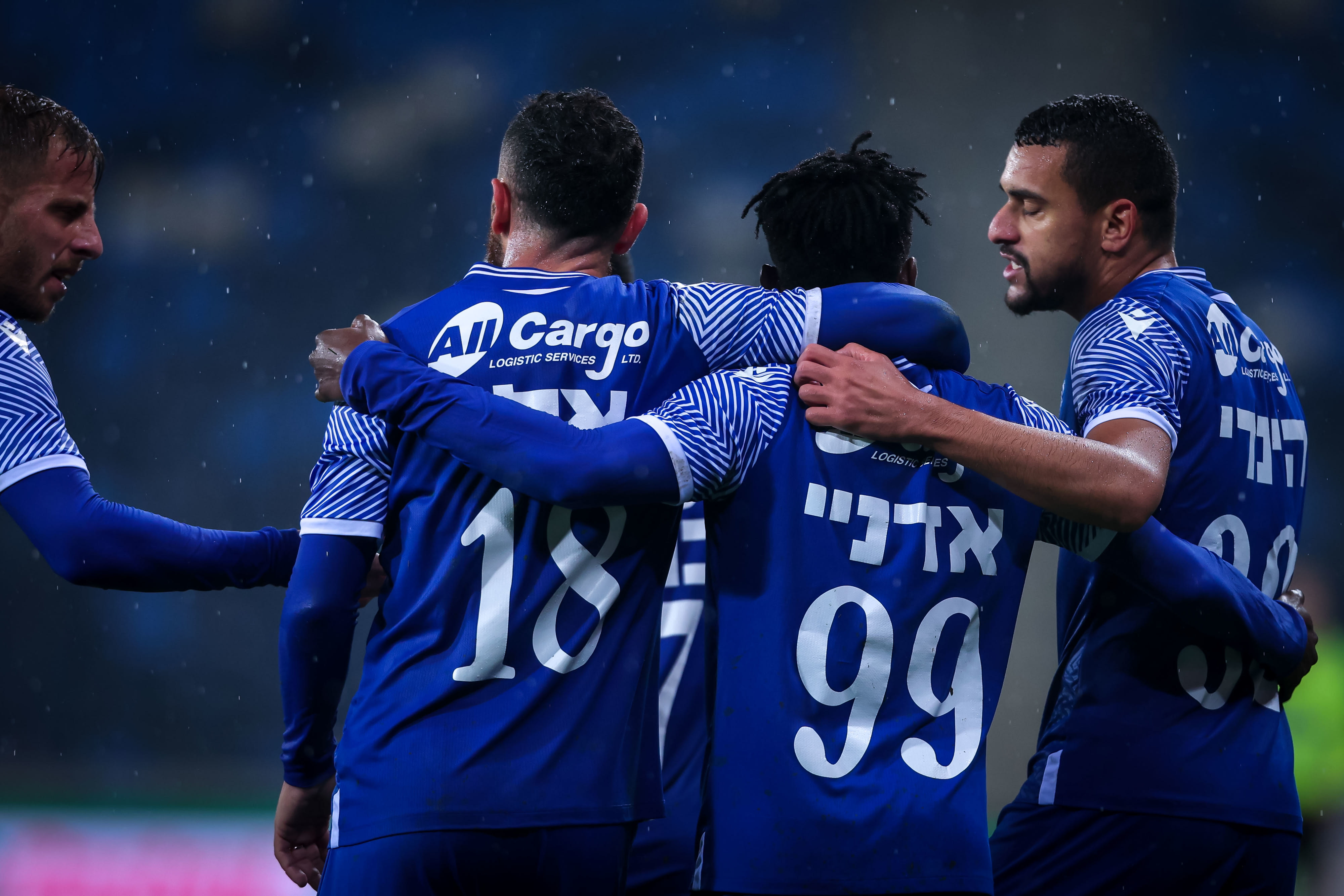 שחקני מכבי פתח תקוה חוגגים מוחמד הינדי, ג'יימס אדניי, דור אלו