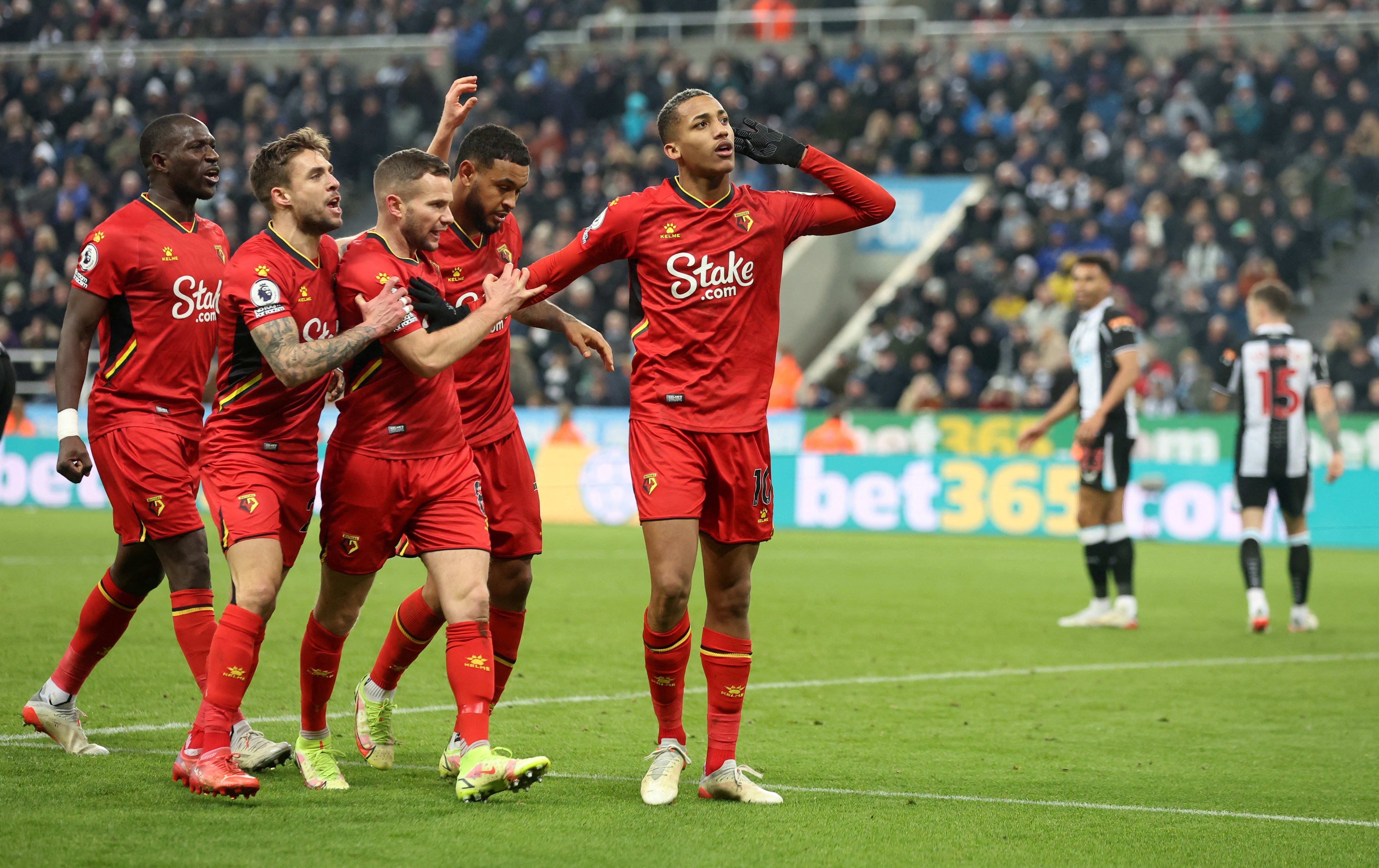 שחקני ווטפורד חוגגים עם ז'ואאו פדרו