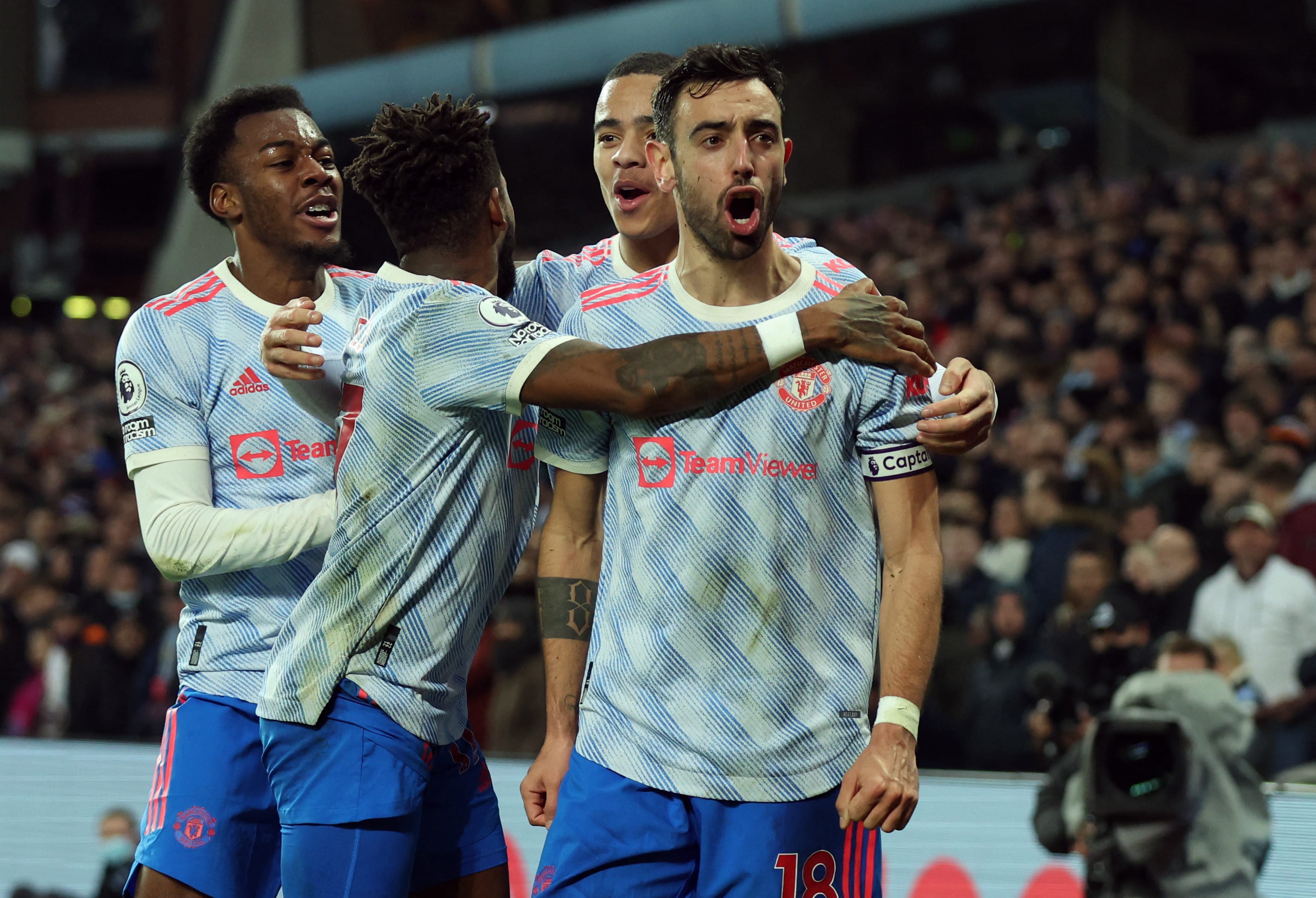 שחקני מנצ'סטר יונייטד חוגגים עם ברונו פרננדש