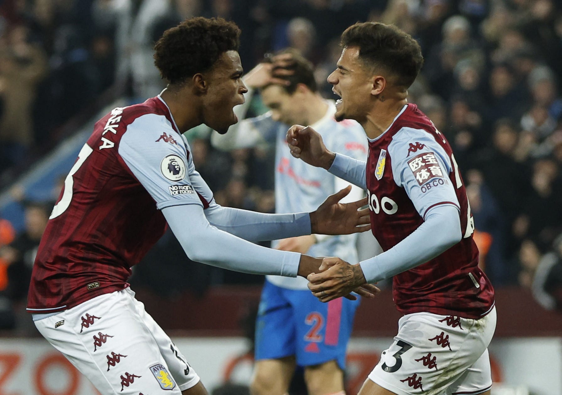 שחקן אסטון וילה פיליפה קוטיניו חוגג עם קרני צ'וקוומקה