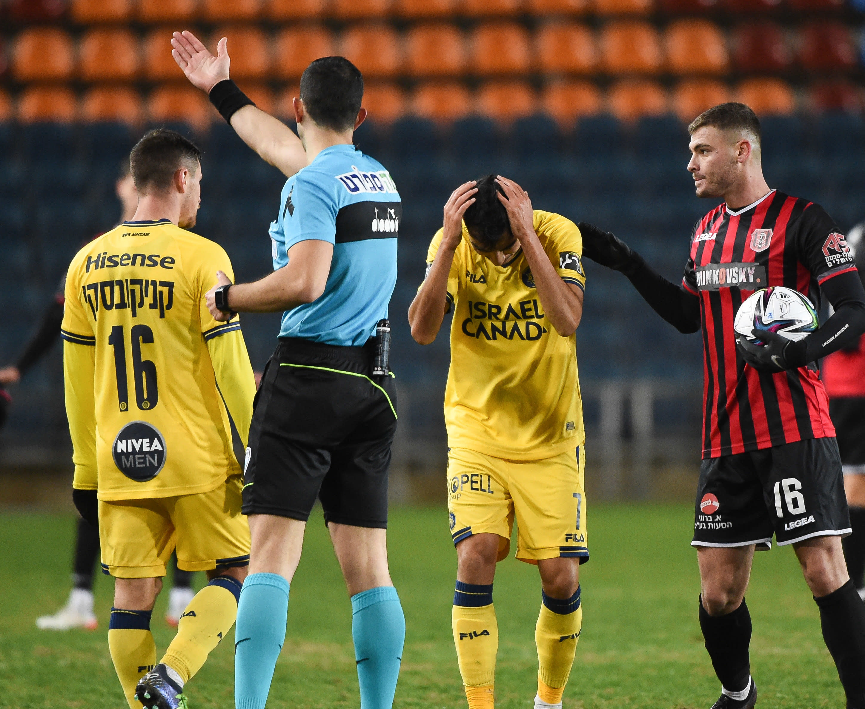 שחקן מכבי תל אביב מתן חוזז אחרי שספג כרטיס אדום