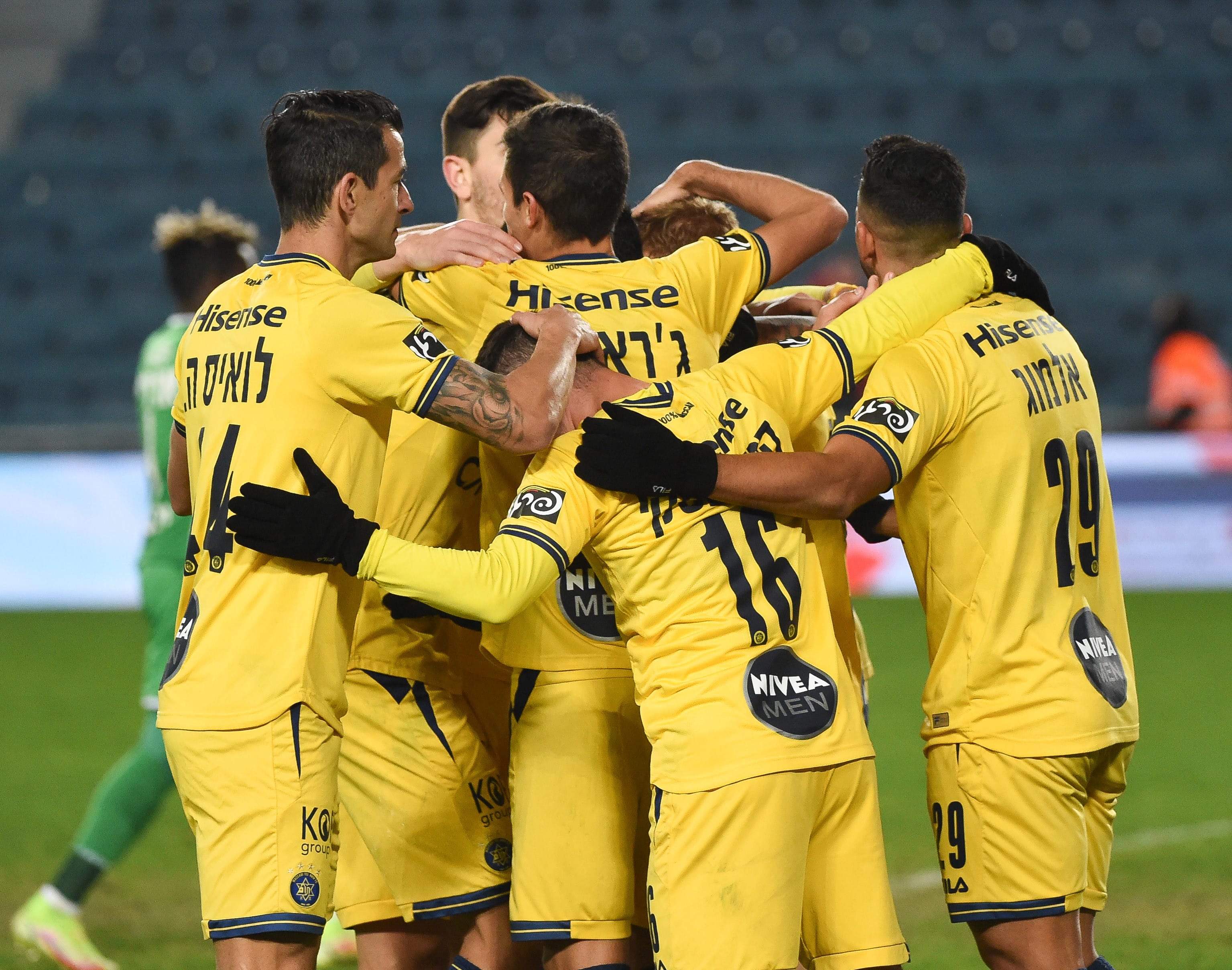 שחקני מכבי תל אביב חוגגים