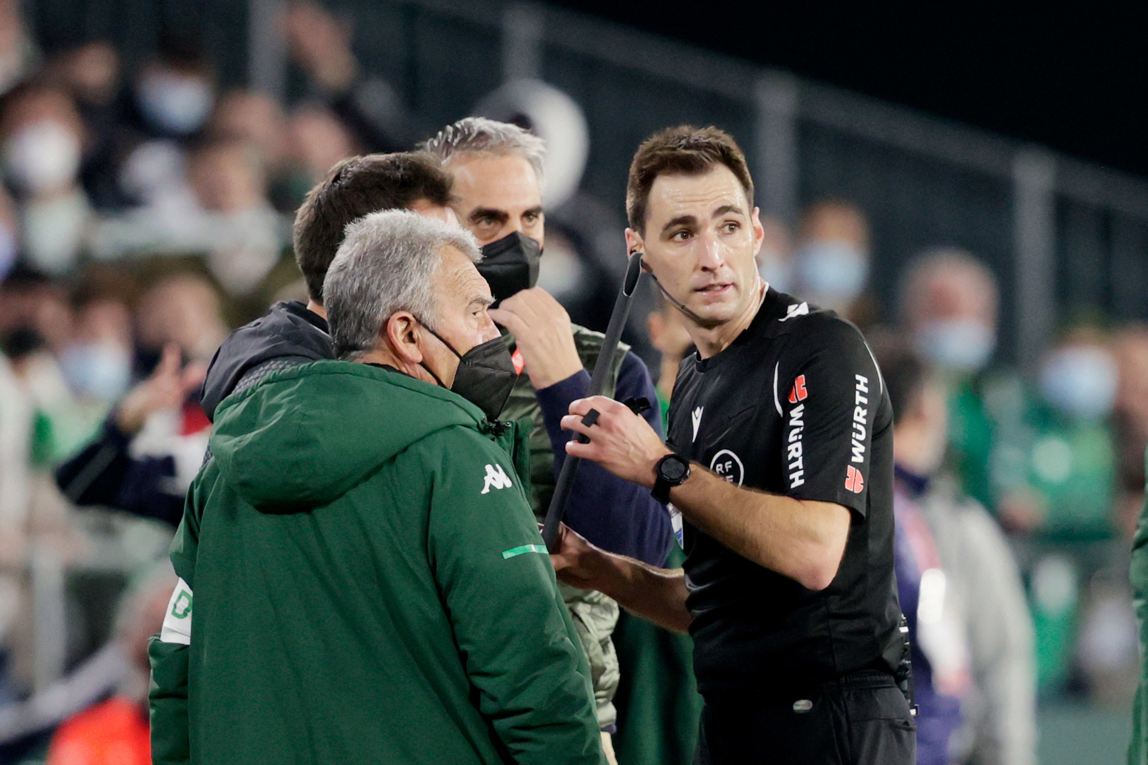 שופט המשחק סביליה נגד בטיס מציג את המקל שהושלך מהיציע, שגרם לפיצוץ המשחק