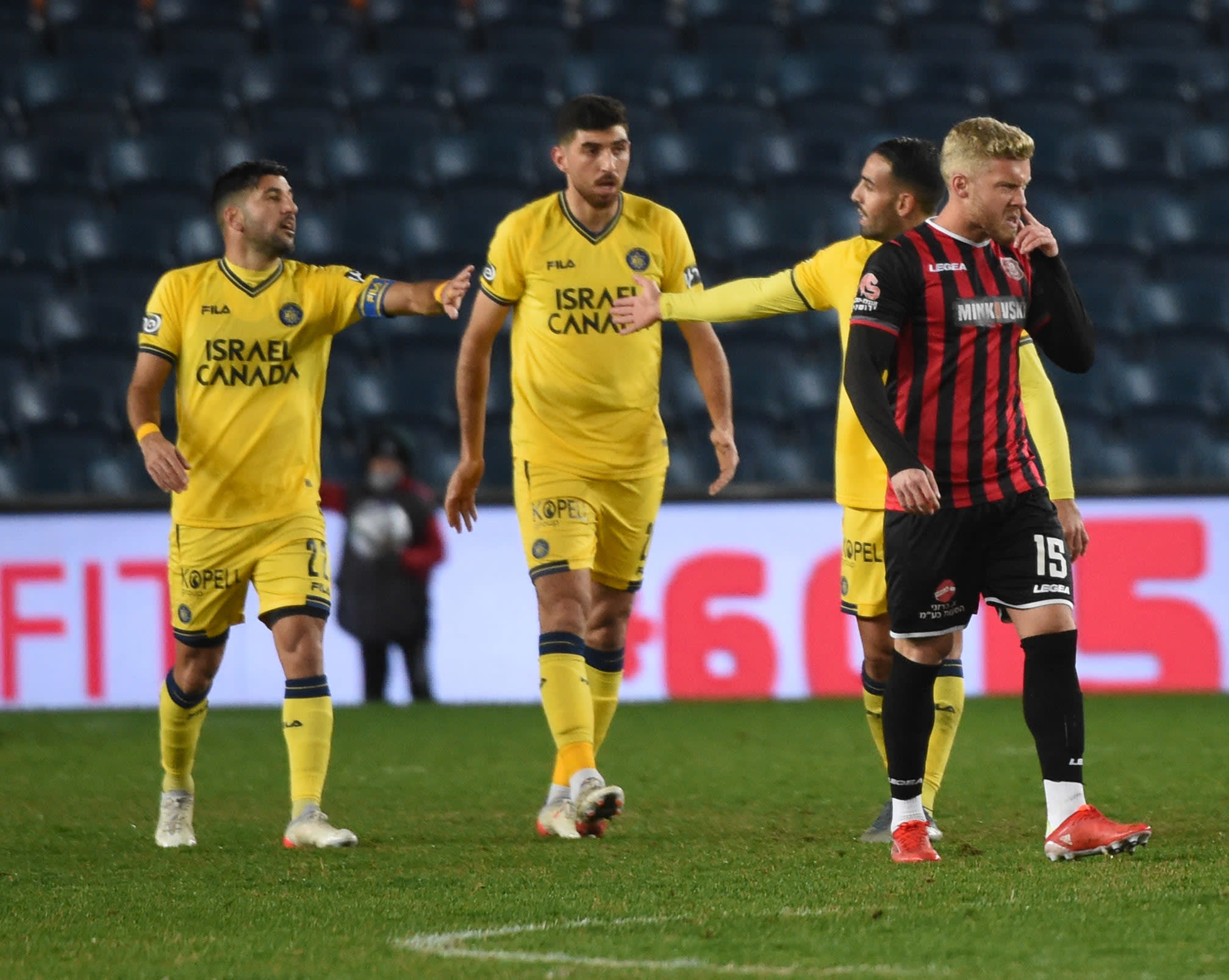 רוסלן ברסקי שחקן הפועל ירושלים מאוכזב, מאחוריו אבי ריקן, אייל גולסה שחקני מכבי תל אביב