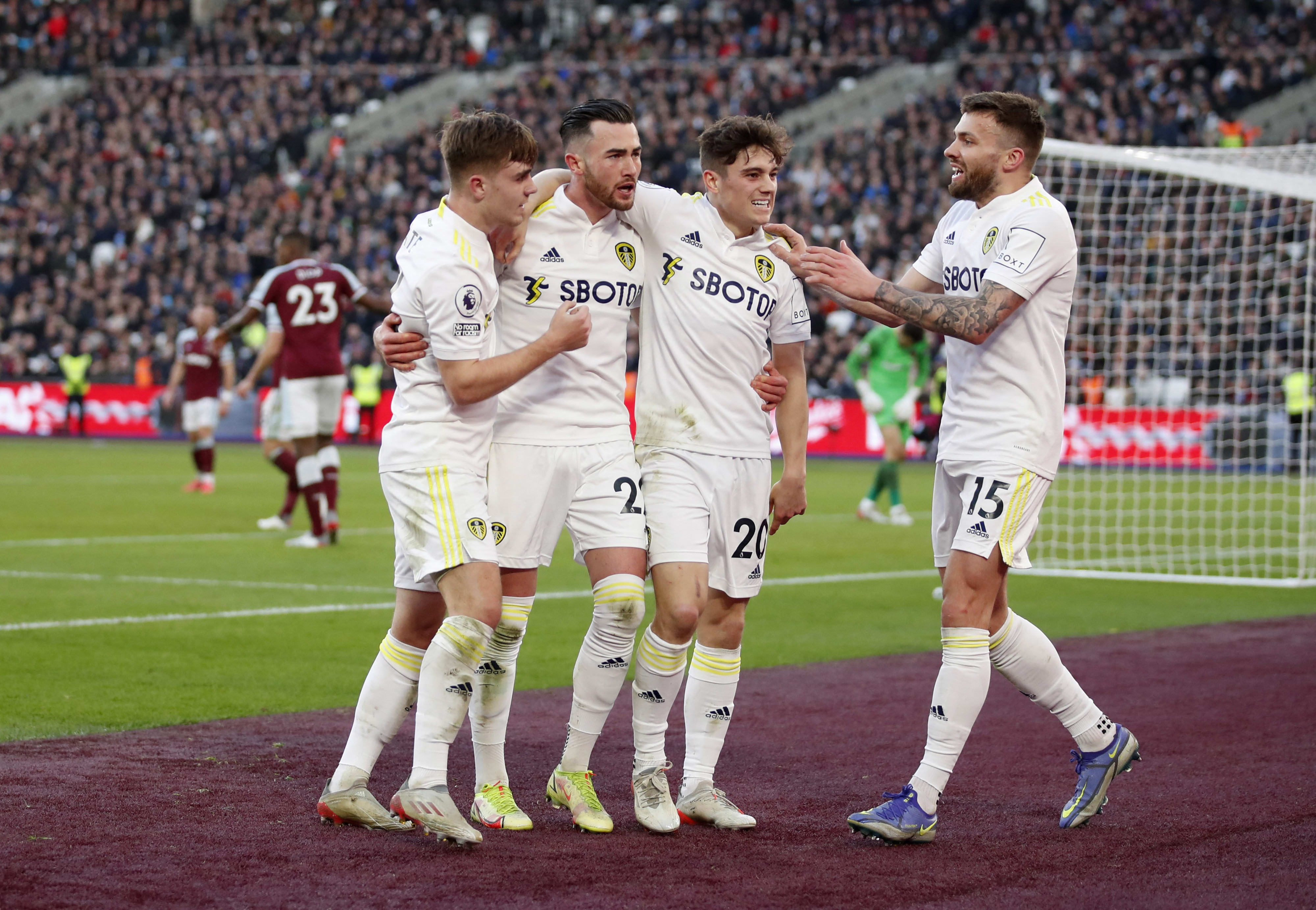 שחקני לידס חוגגים עם ג'ק האריסון