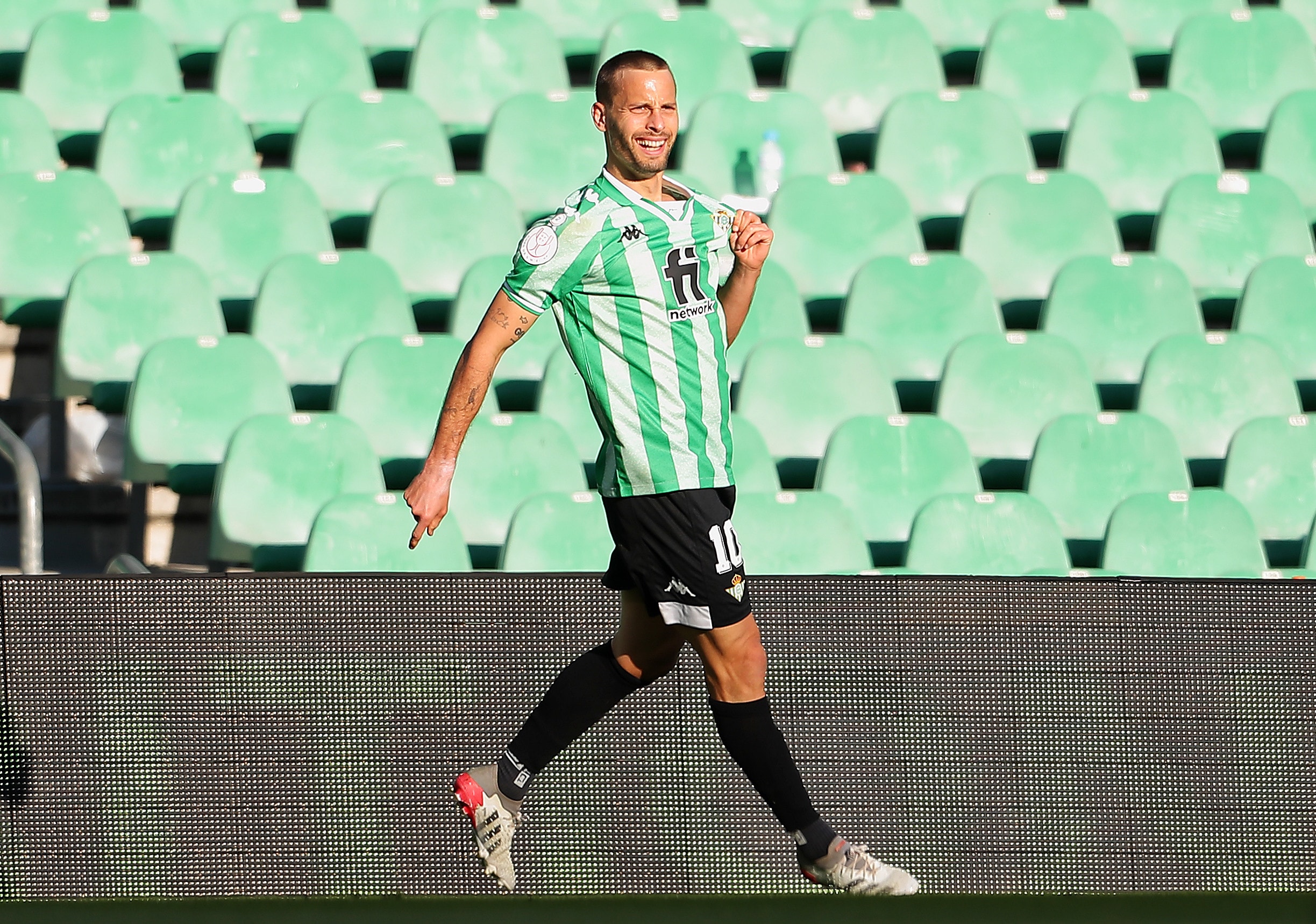 סרחיו קנאלס שחקן בטיס חוגג שער