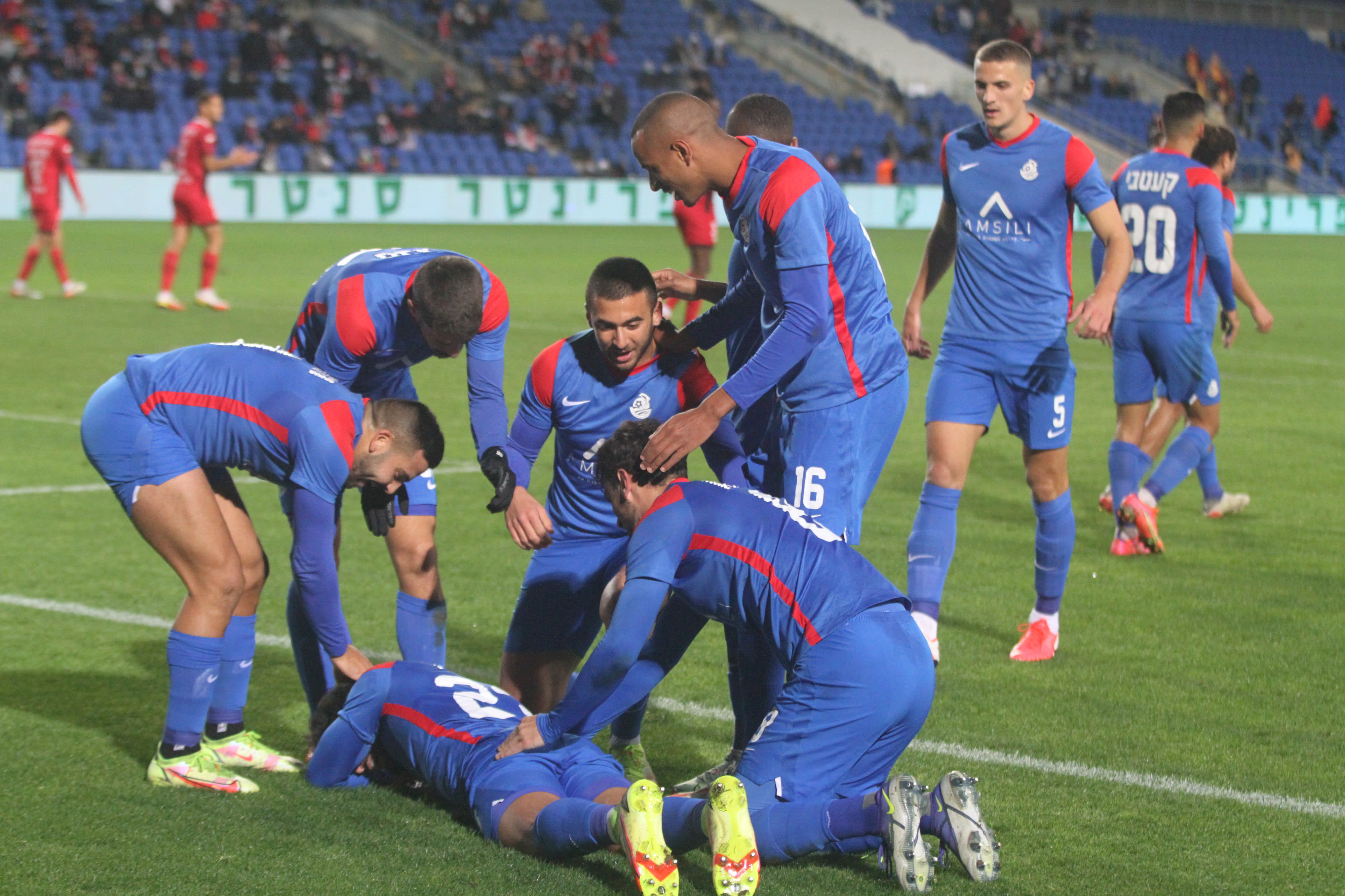 שחקני מ.ס. אשדוד חוגגים עם עטאא ג'אבר