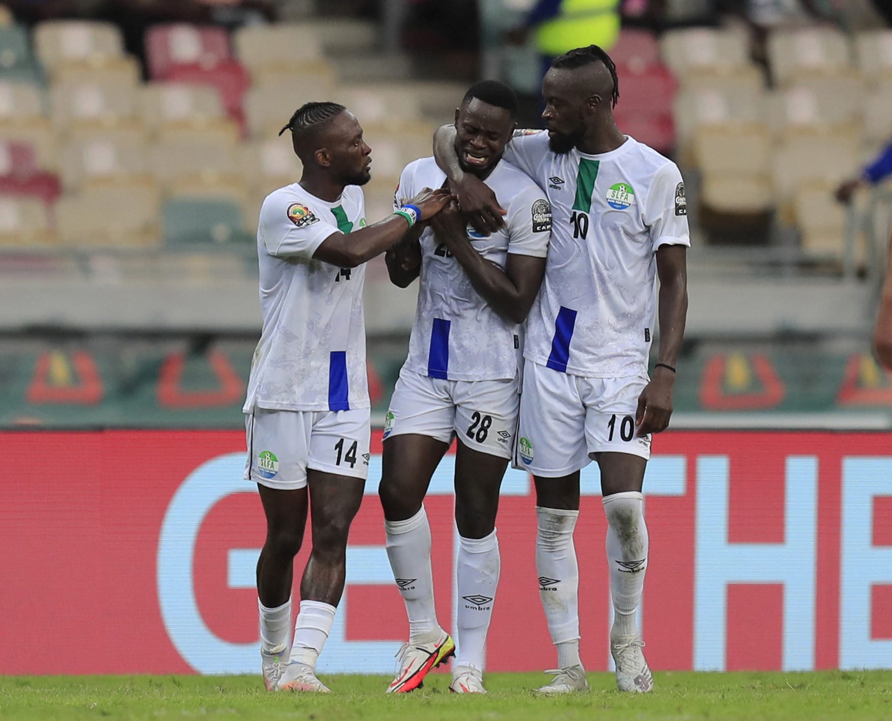 שחקני נבחרת סיירה לאון עם מוסא קמארה הבוכה אחרי השער (במרכז)