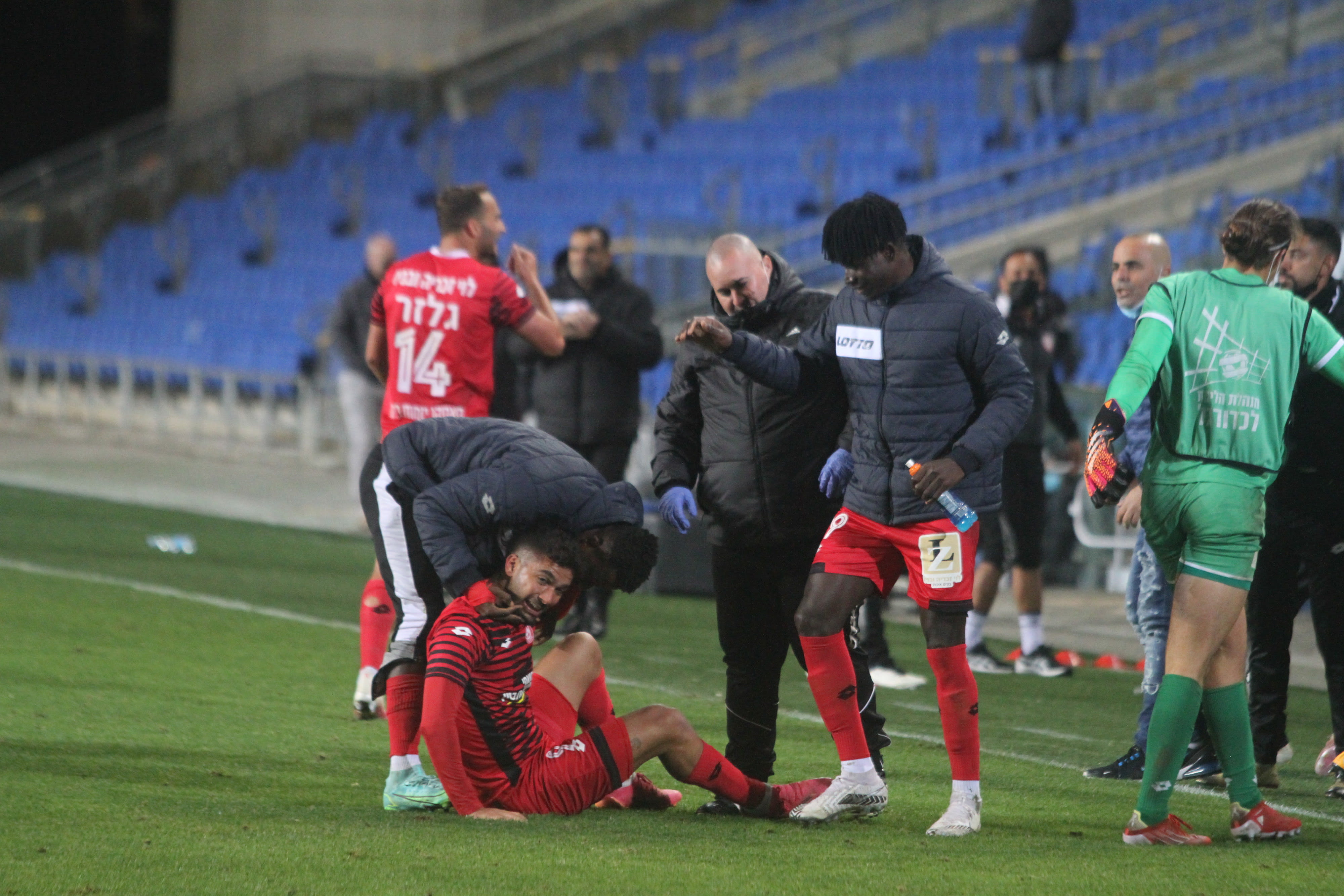 שחקן הפועל חדרה שובל גוזלן עם סטיבן אלפרד