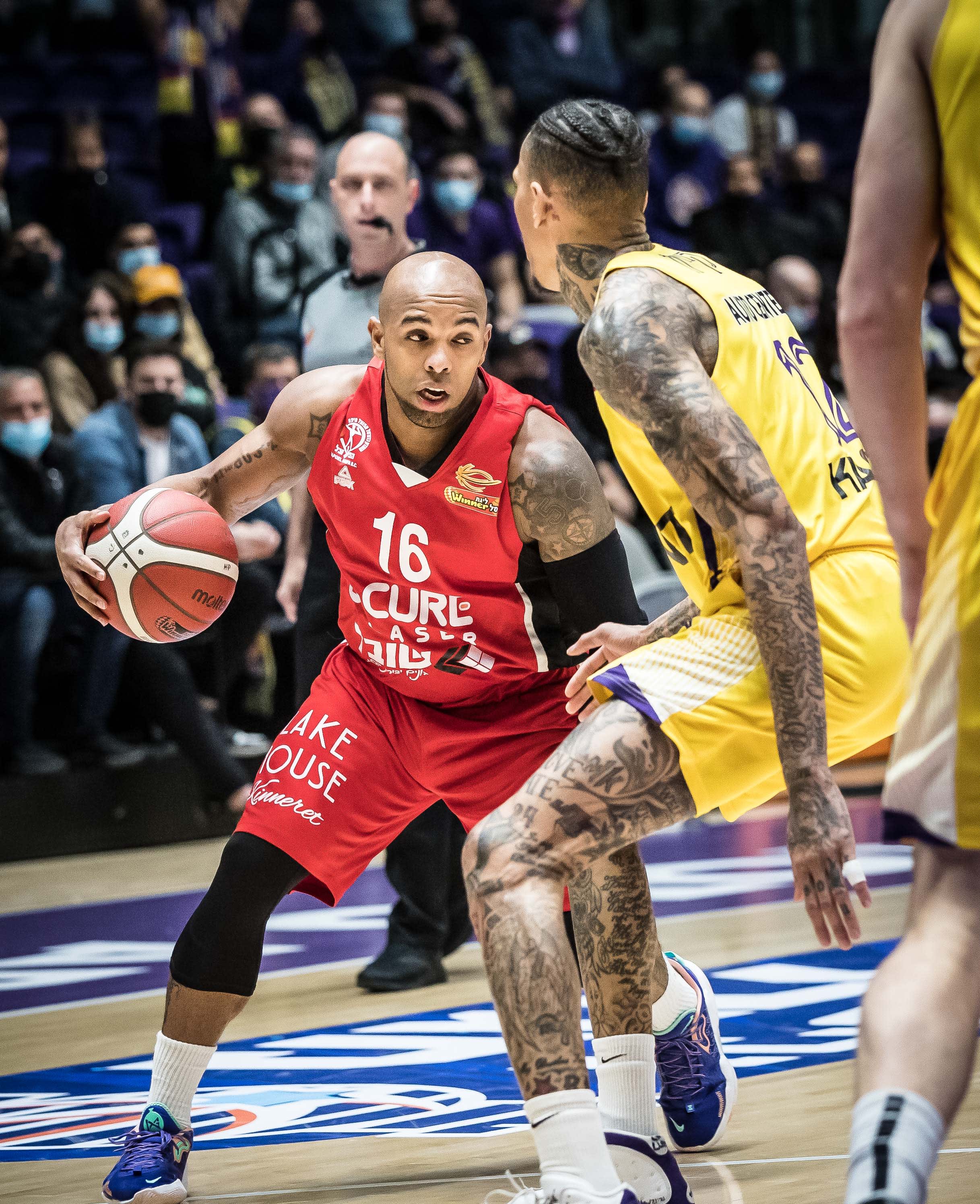 שחקן הפועל חיפה בכדורסל גרגורי ורגאס מול שחקן הפועל חולון מייקל קייזר