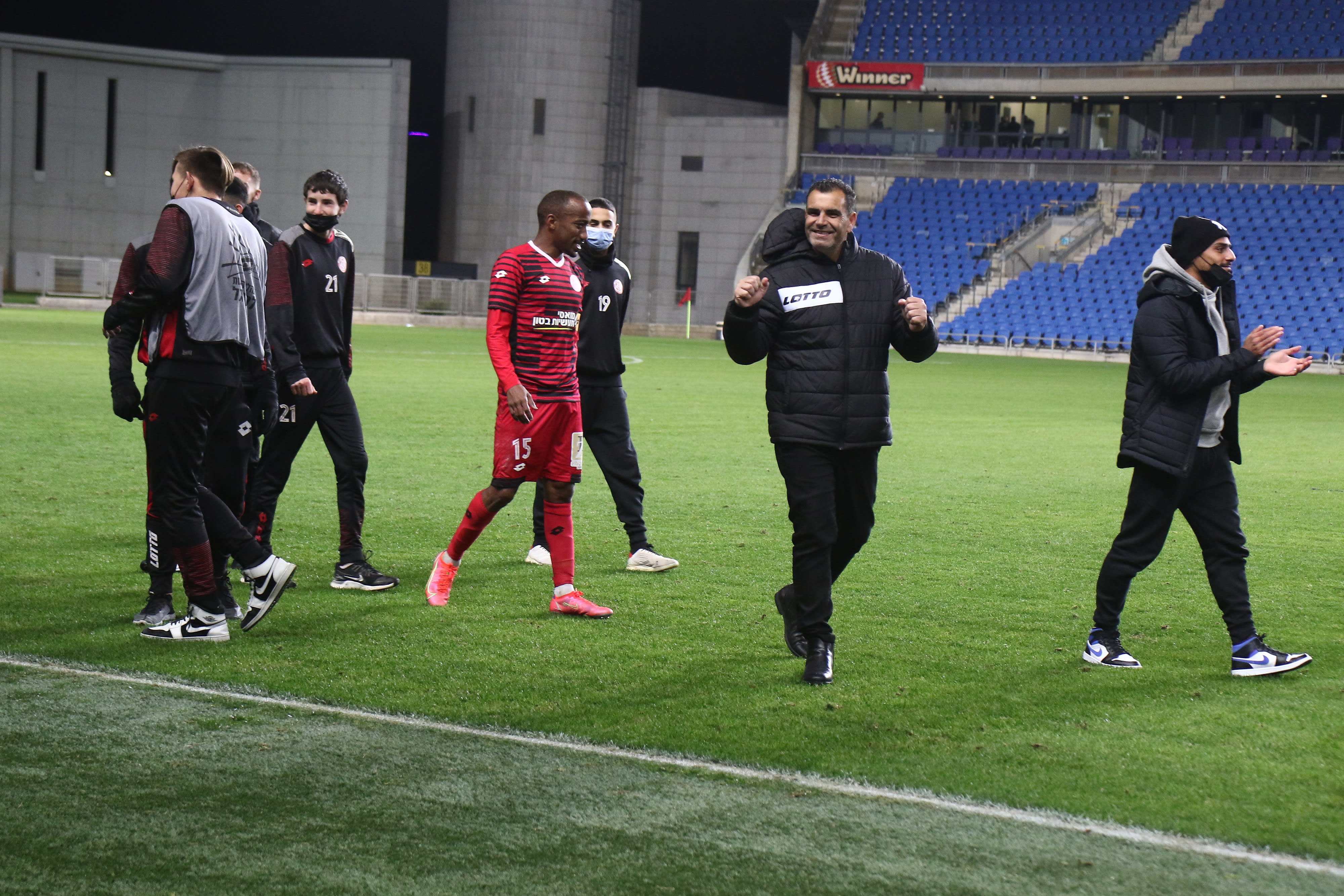 מנחם קורצקי מאמן הפועל חדרה לצד הקפטן מנשה זלקה