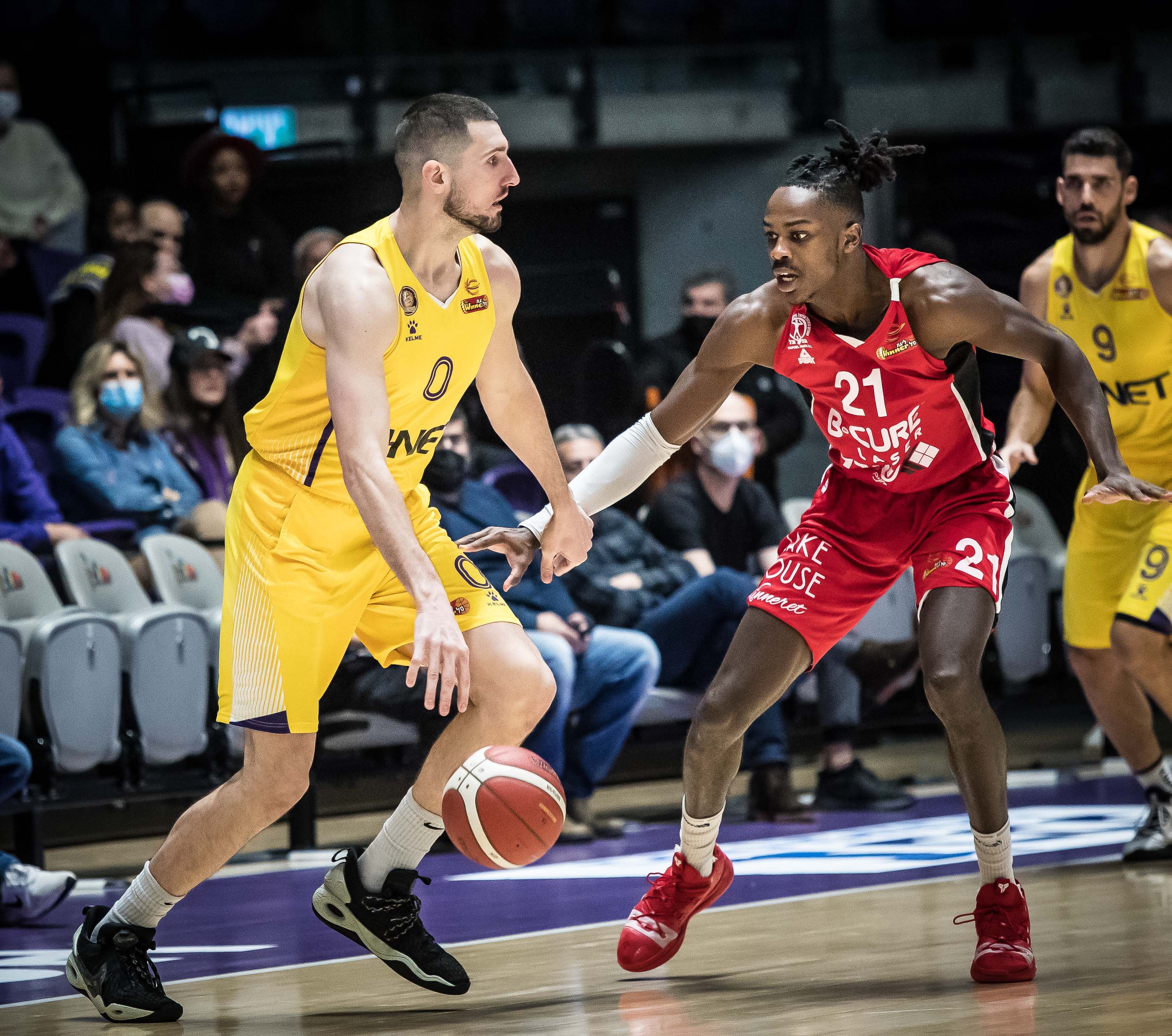 שחקן הפועל חולון סטיב זאק מול שחקן הפועל חיפה ג'יימס דיקי