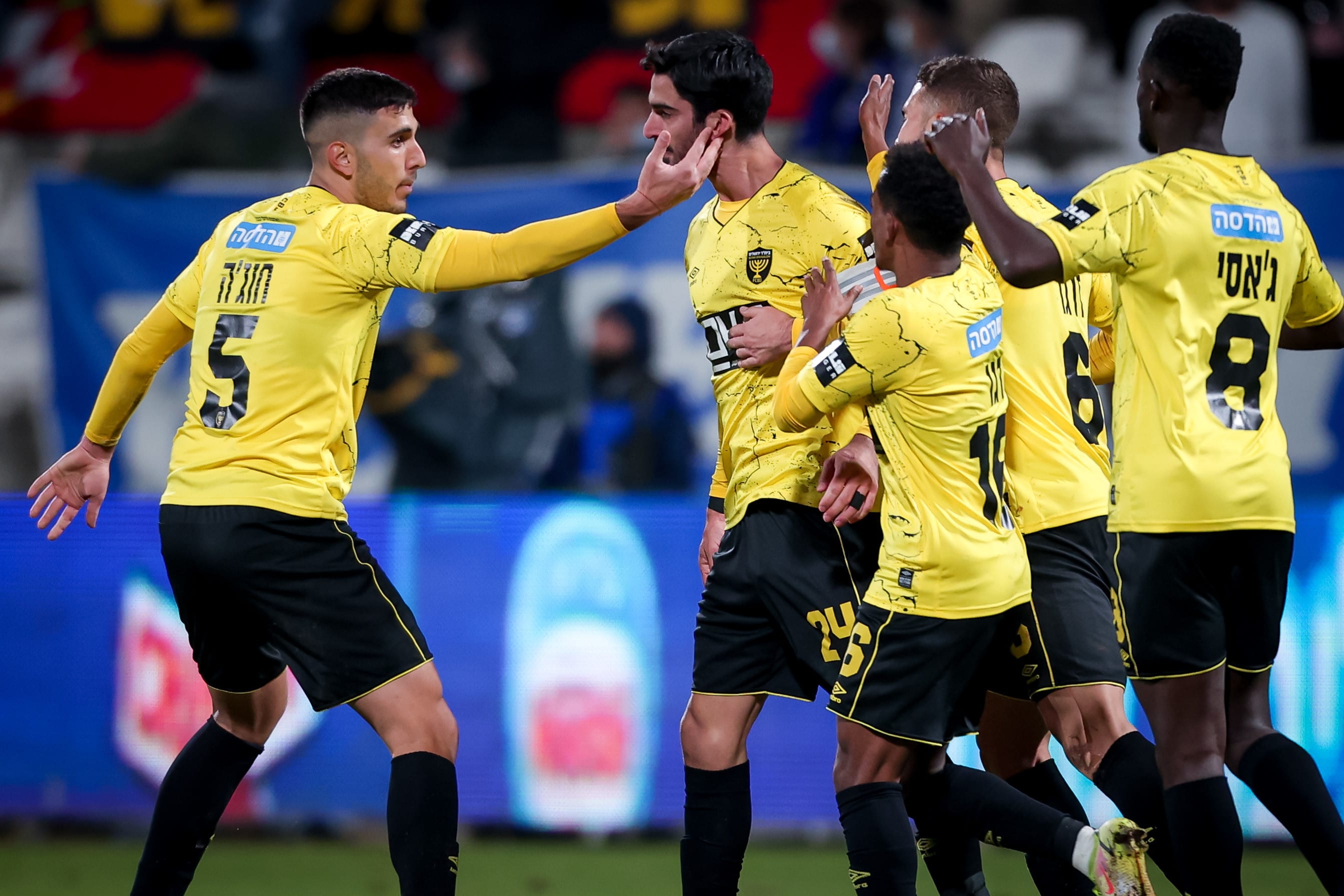 שחקני בית"ר ירושלים חוגגים עם אופיר קריאף