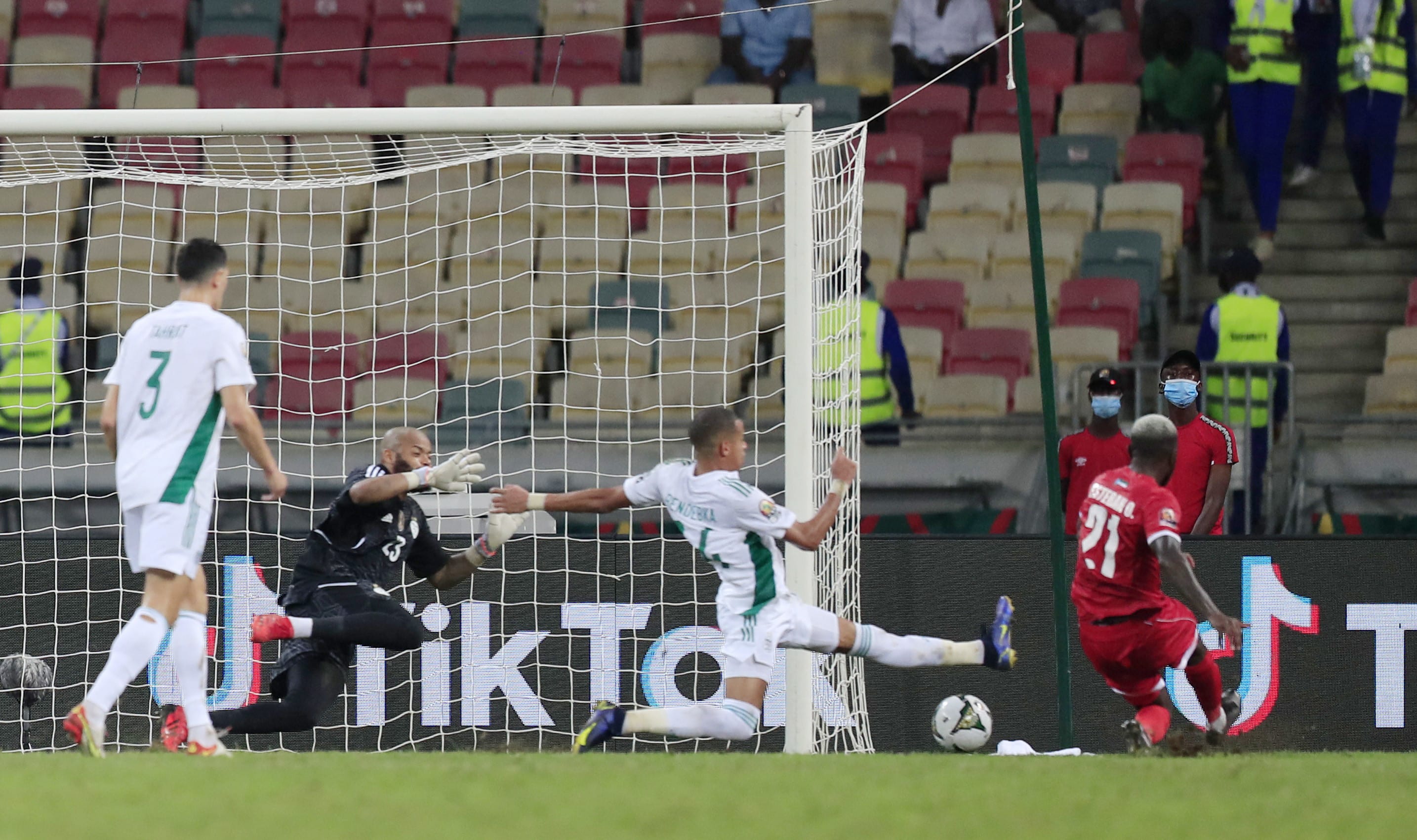 אסטבן אוביאנג שחקן נבחרת גינאה המשוונית כובש לרשת נבחרת אלג'יריה