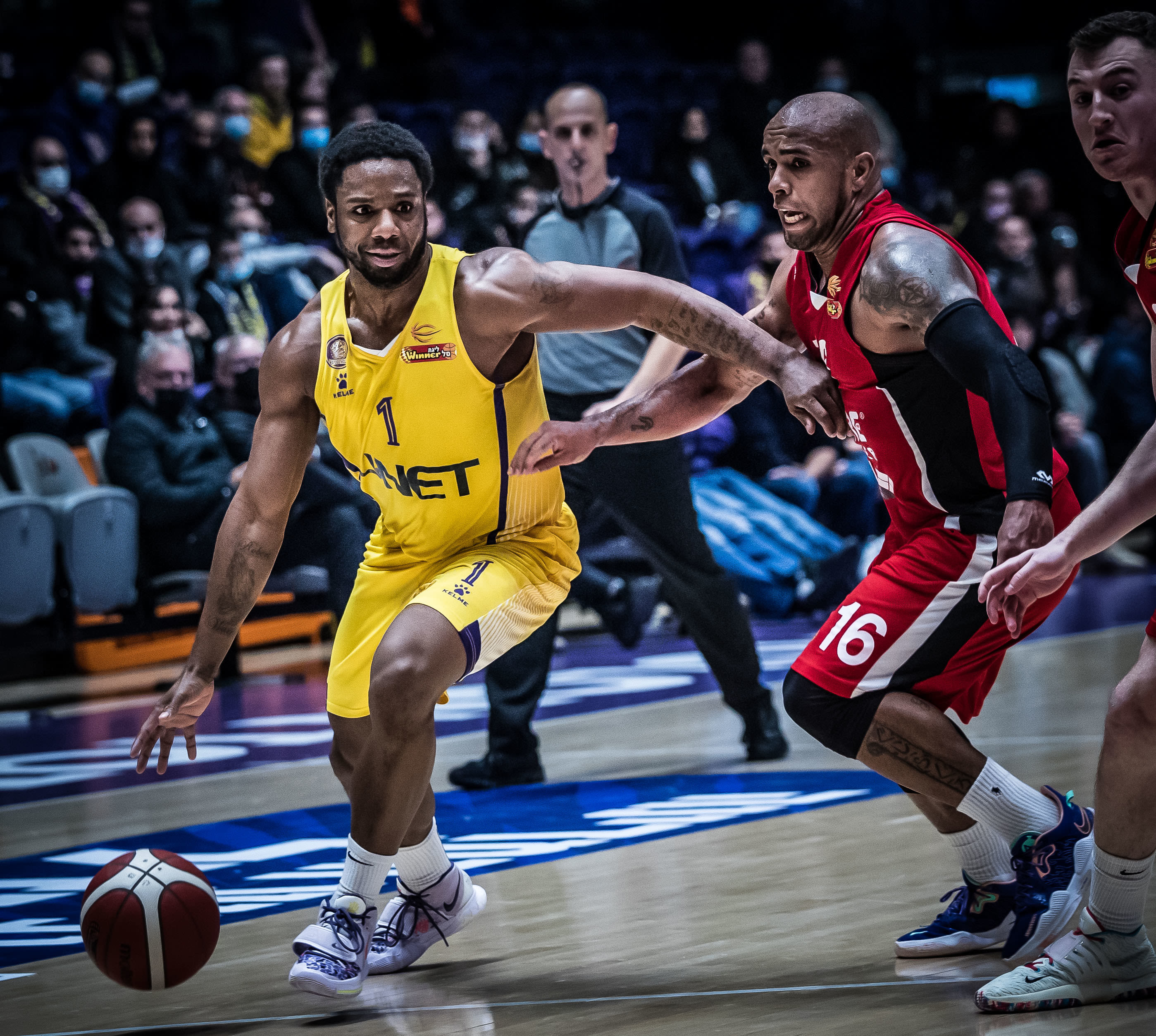 שחקן הפועל חולון ג'ו רגלנד מול שחקן הפועל חיפה גרגורי ורגאס