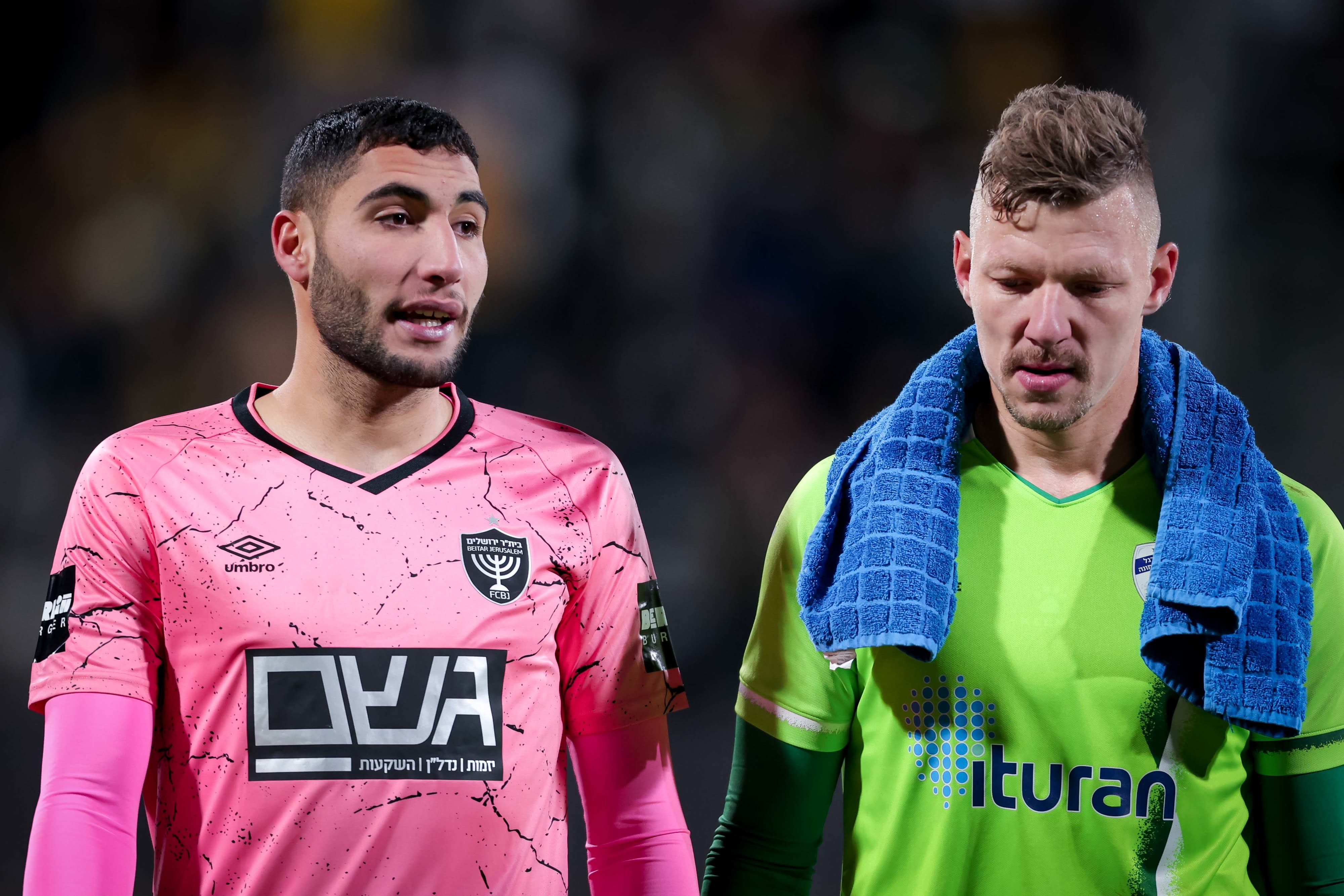 זיגוס ברטקוס שוער עירוני קרית שמונה לצד נתנאל דלויה שוער בית"ר ירושלים