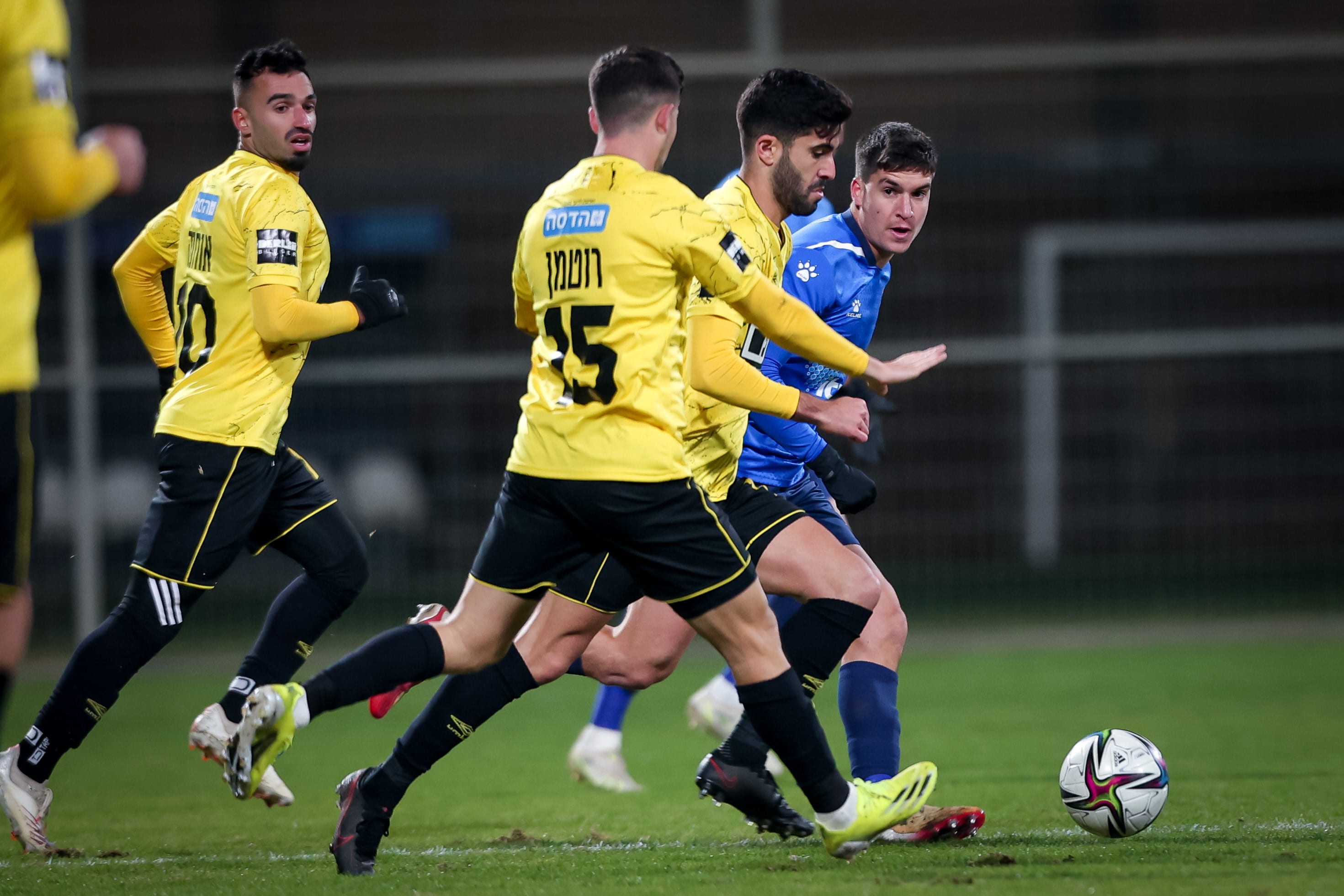 שחקני בית"ר ירושלים אורן ביטון, לירן רוטמן מול שחקן עירוני קרית שמונה נדב נידם