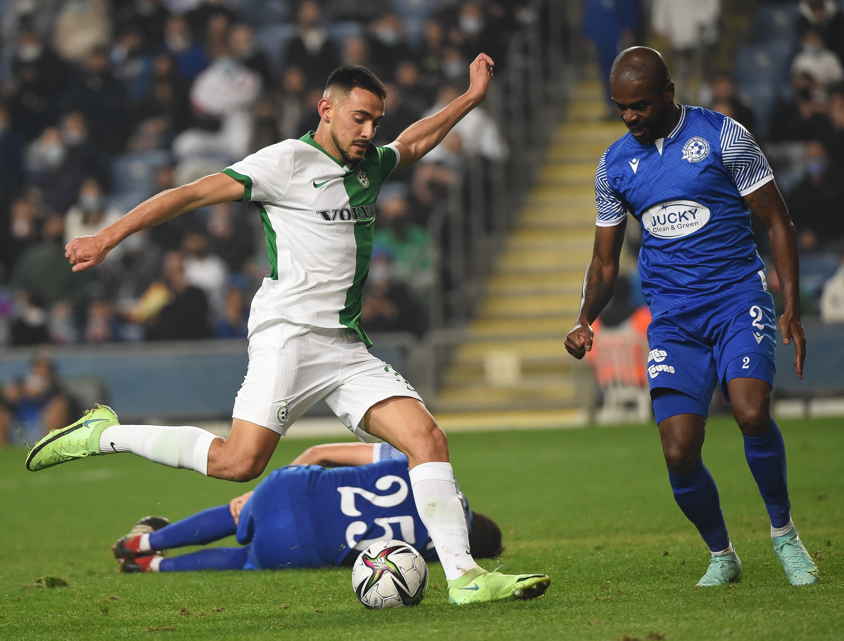 מאור לוי שחקן מכבי חיפה כובש מול מרכוס דיניז שחקן מכבי פתח תקוה