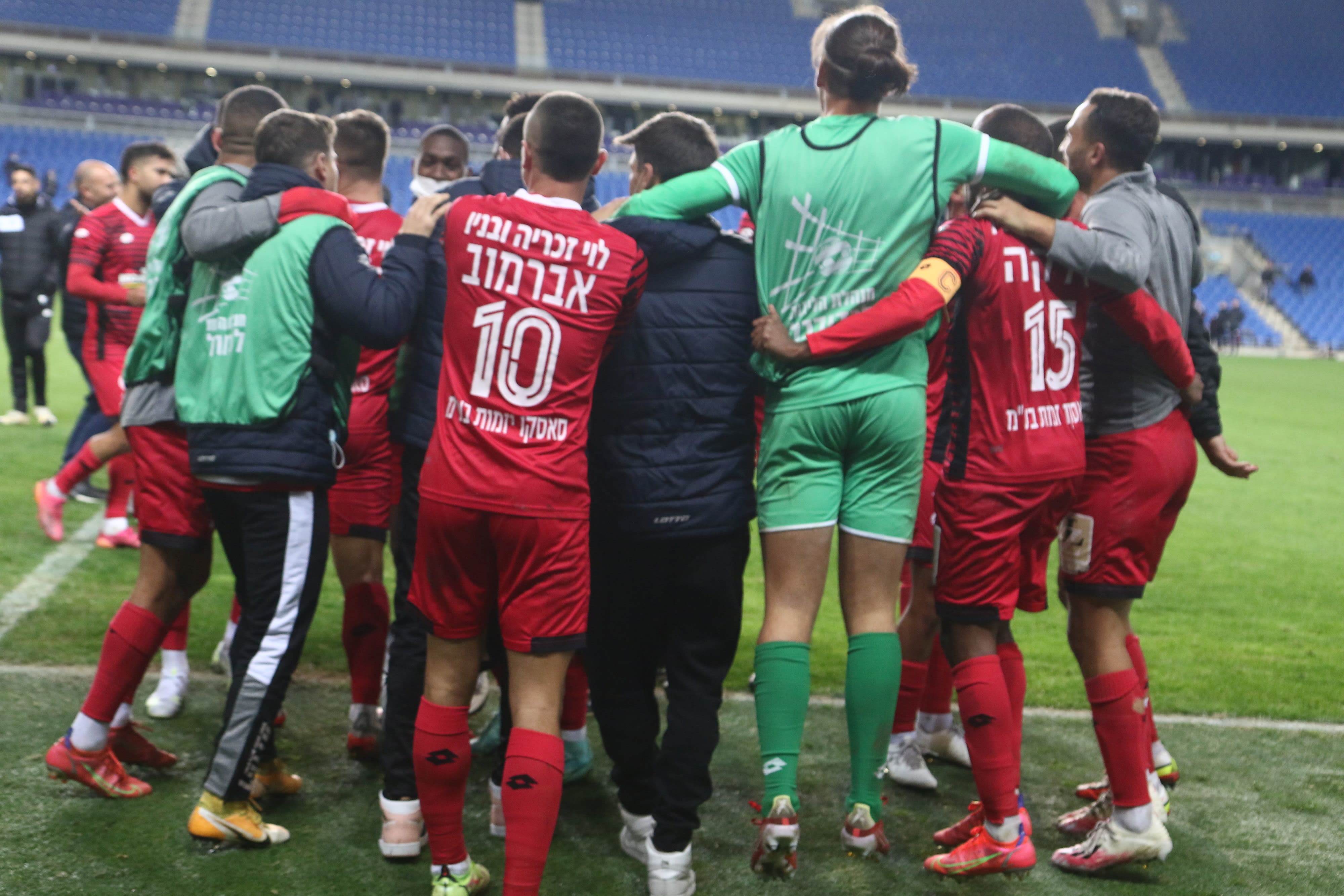 שחקני הפועל חדרה חוגגים לאחר הניצחון על מ.ס. אשדוד