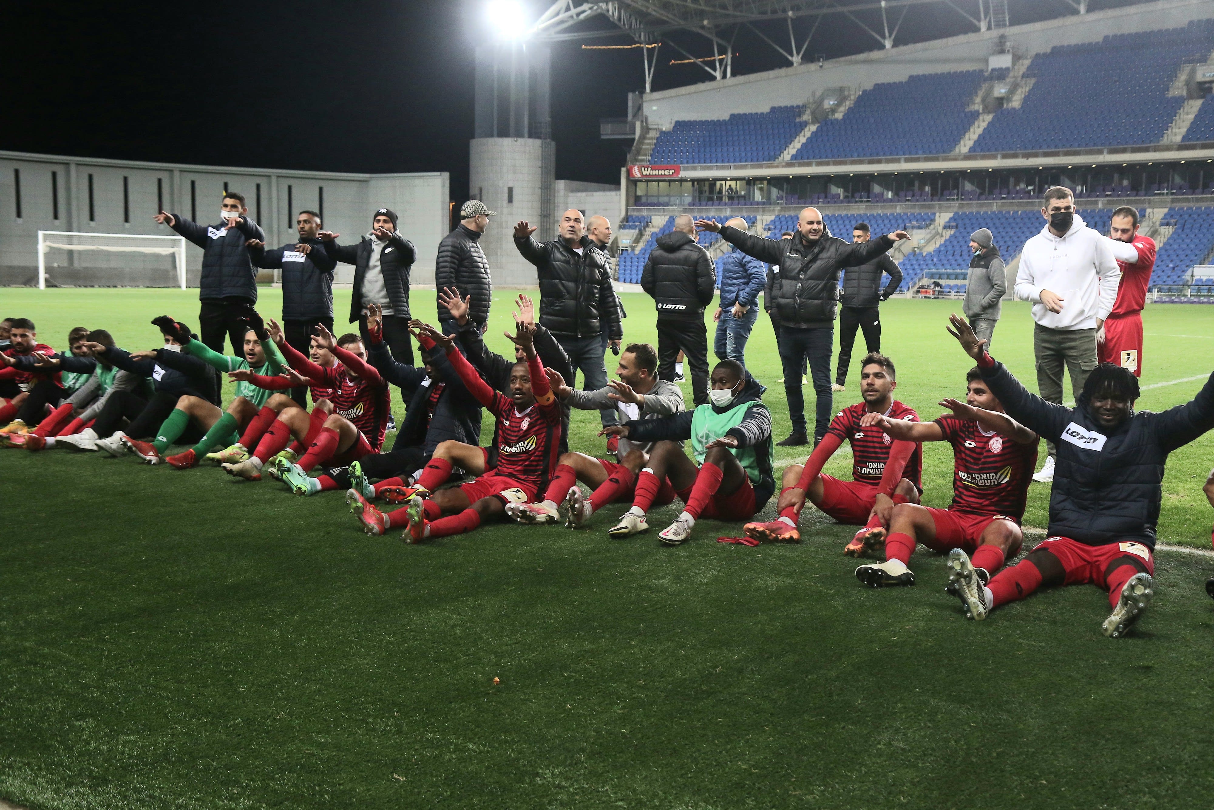 שחקני הפועל חדרה חוגגים ניצחון