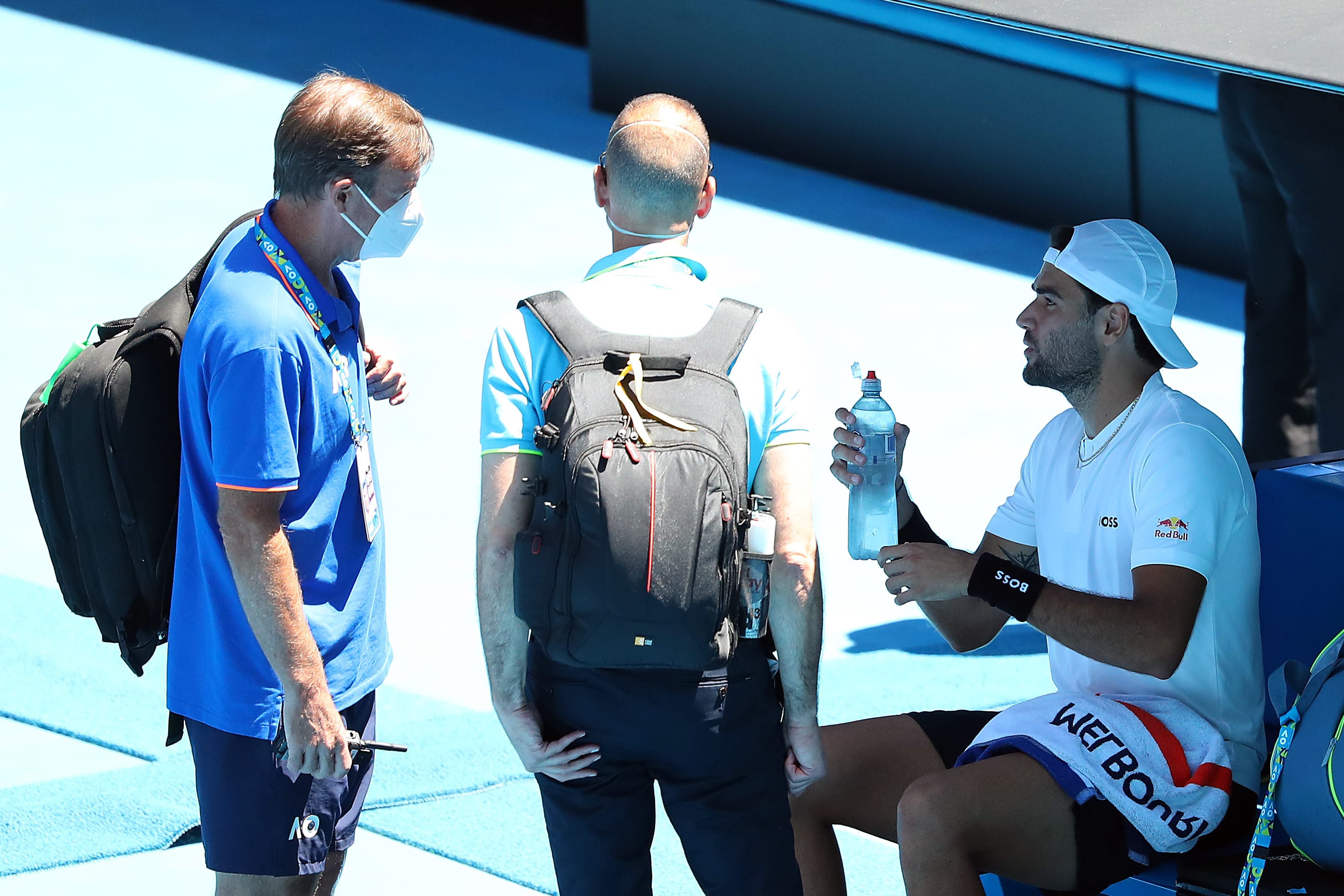 הטניסאי האיטלקי מתאו ברטיני במהלך טיפול רפואי באליפות אוסטרליה