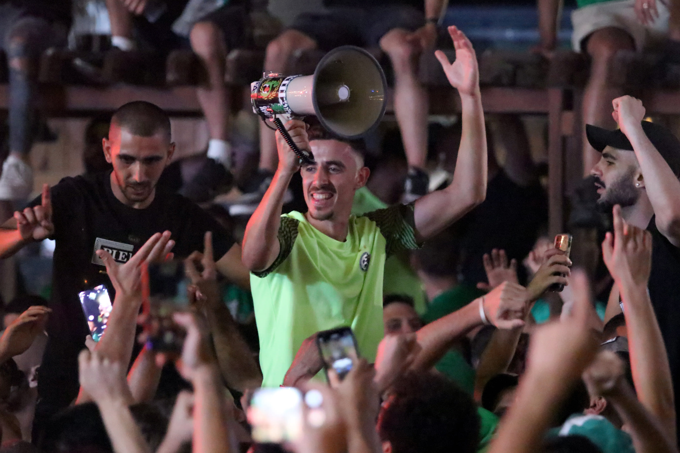 שחקן מכבי חיפה דולב חזיזה חוגג עם האוהדים