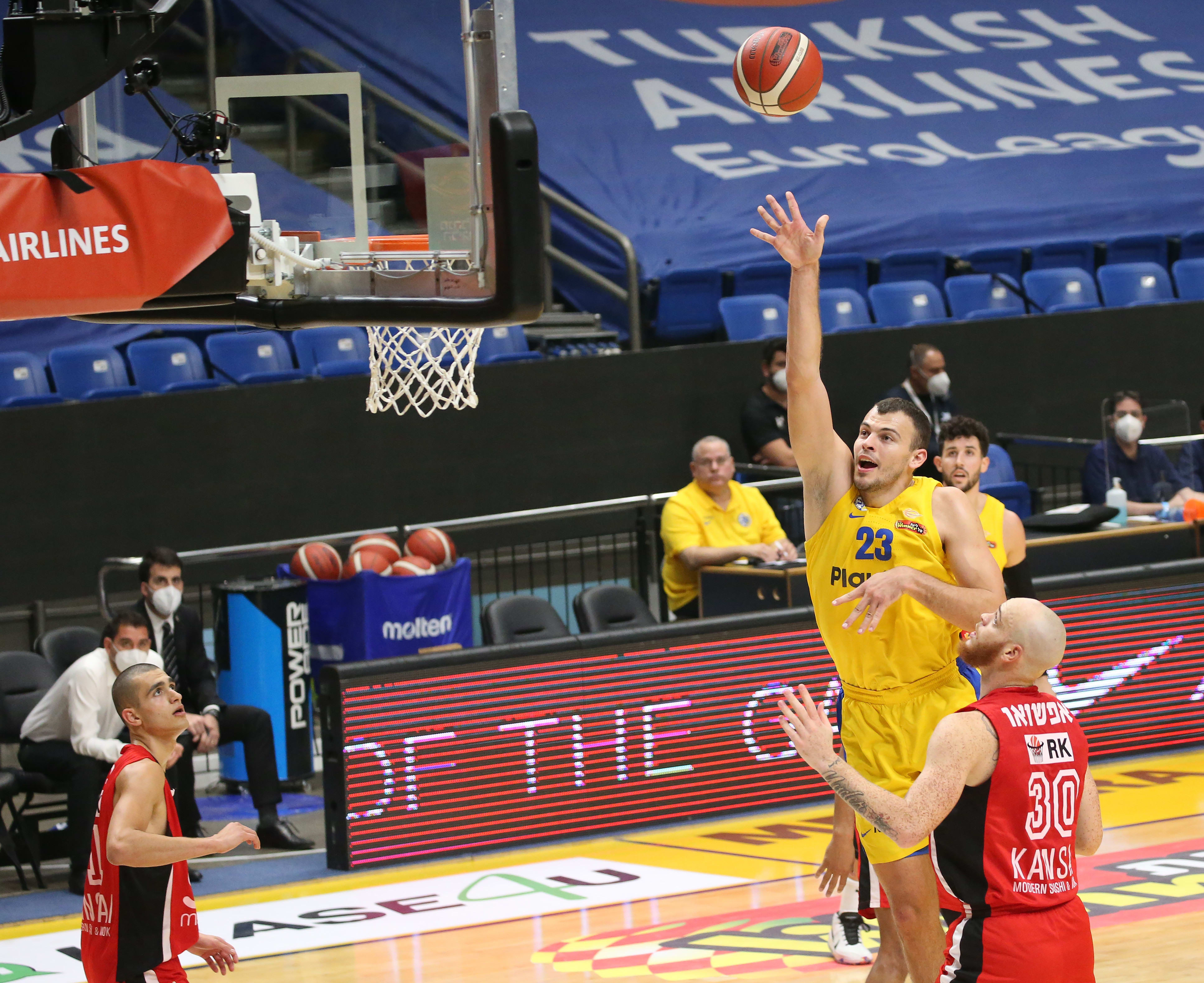 שחקן מכבי תל אביב אנטה ז'יז'יץ' מול שחקן הפועל תל אביב רג'י אפשואו