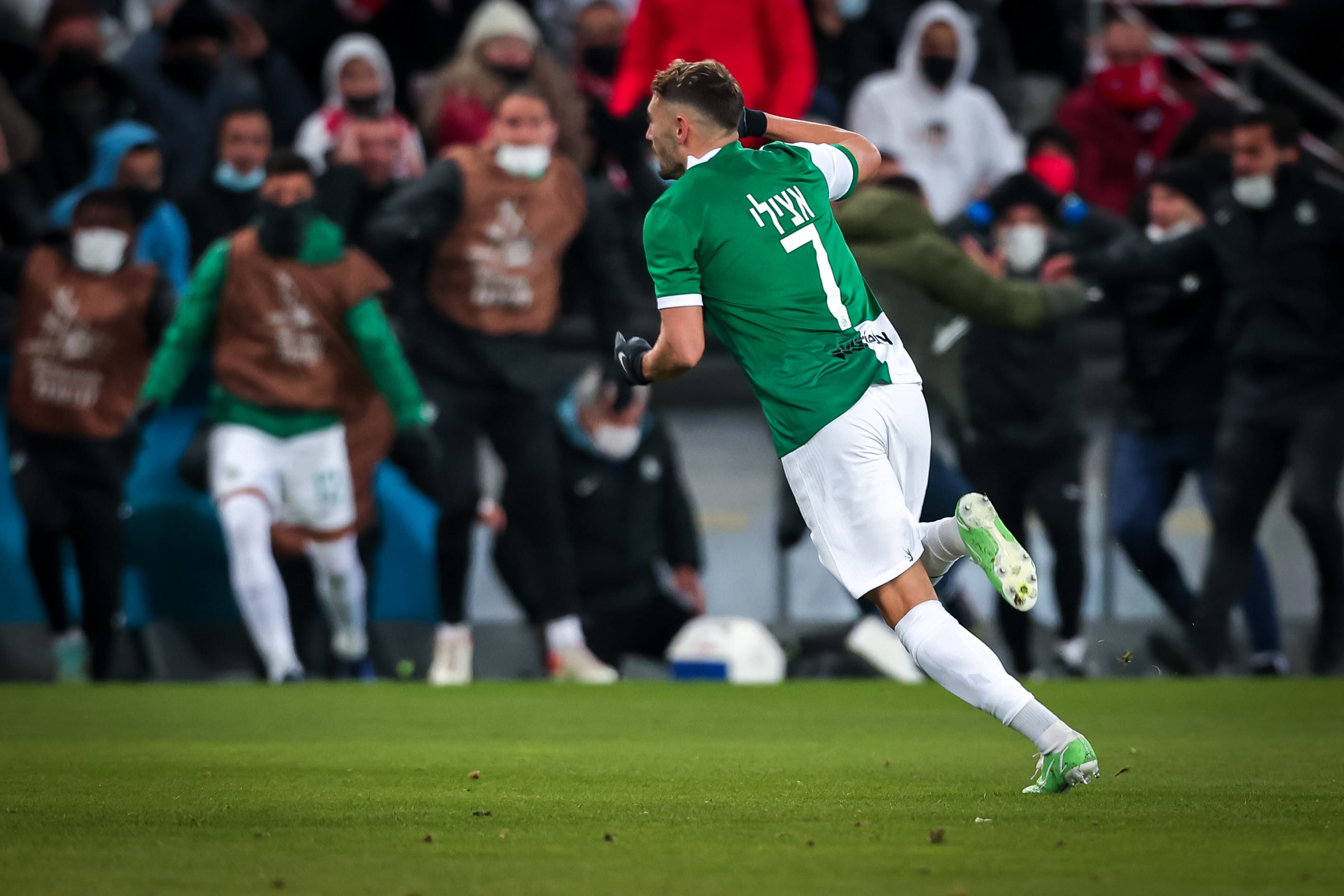 עומר אצילי שחקן מכבי חיפה חוגג שער