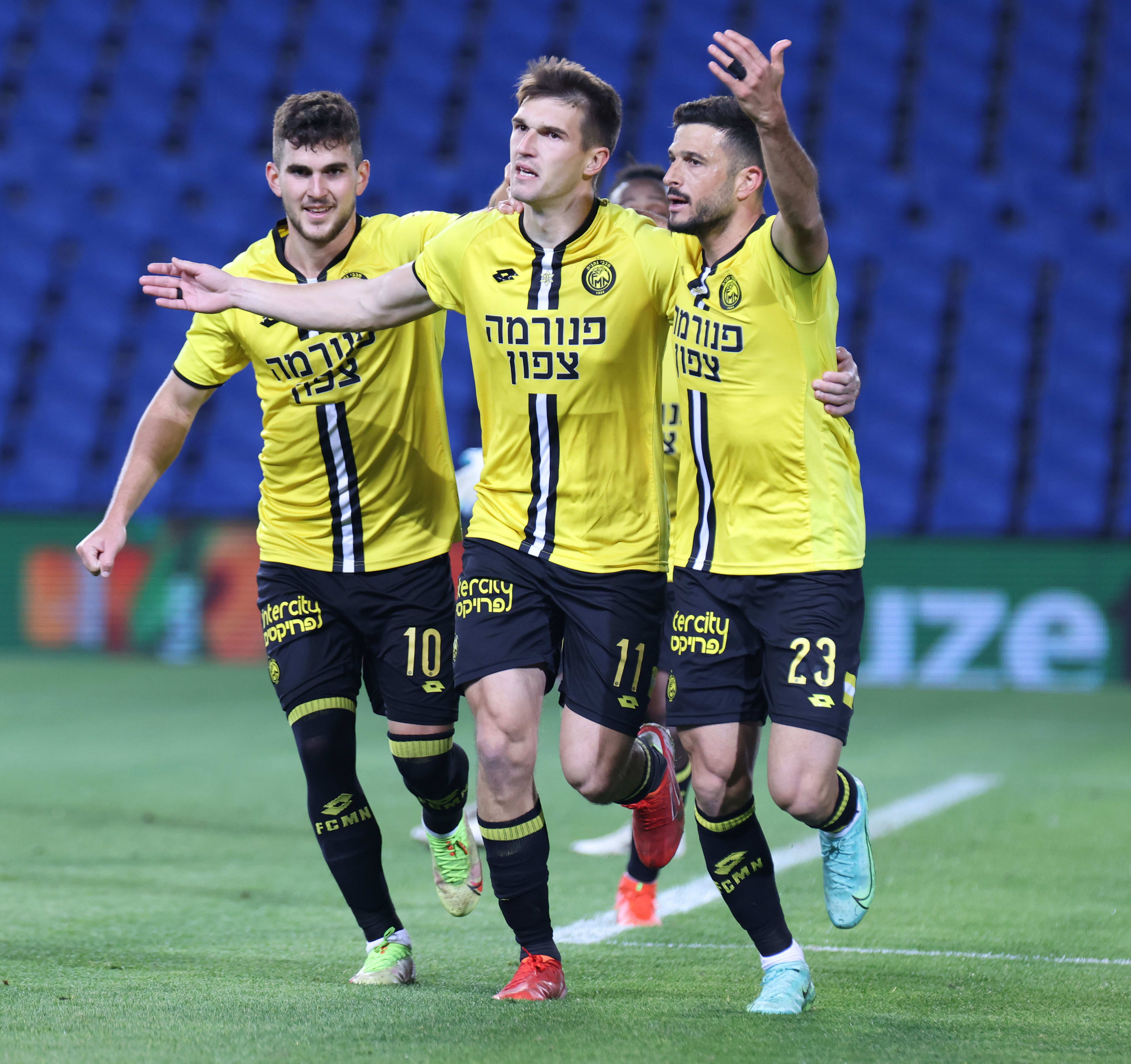 שחקני מכבי נתניה יובל אשכנזי, איגור זלאטנוביץ', אמיר ברקוביץ' חוגגים