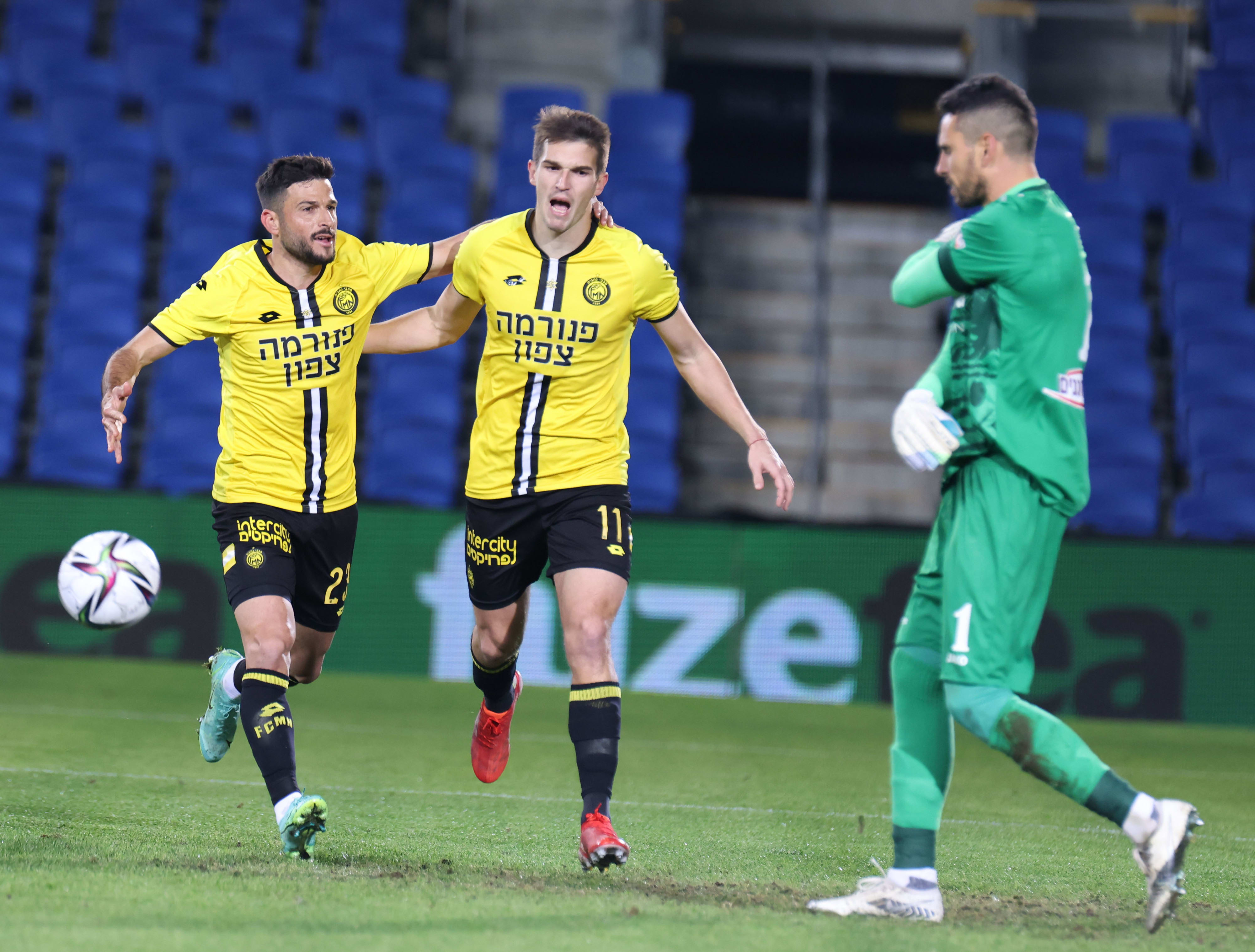 שחקני מכבי נתניה איגור זלאטנוביץ', יובל אשכנזי חוגגים