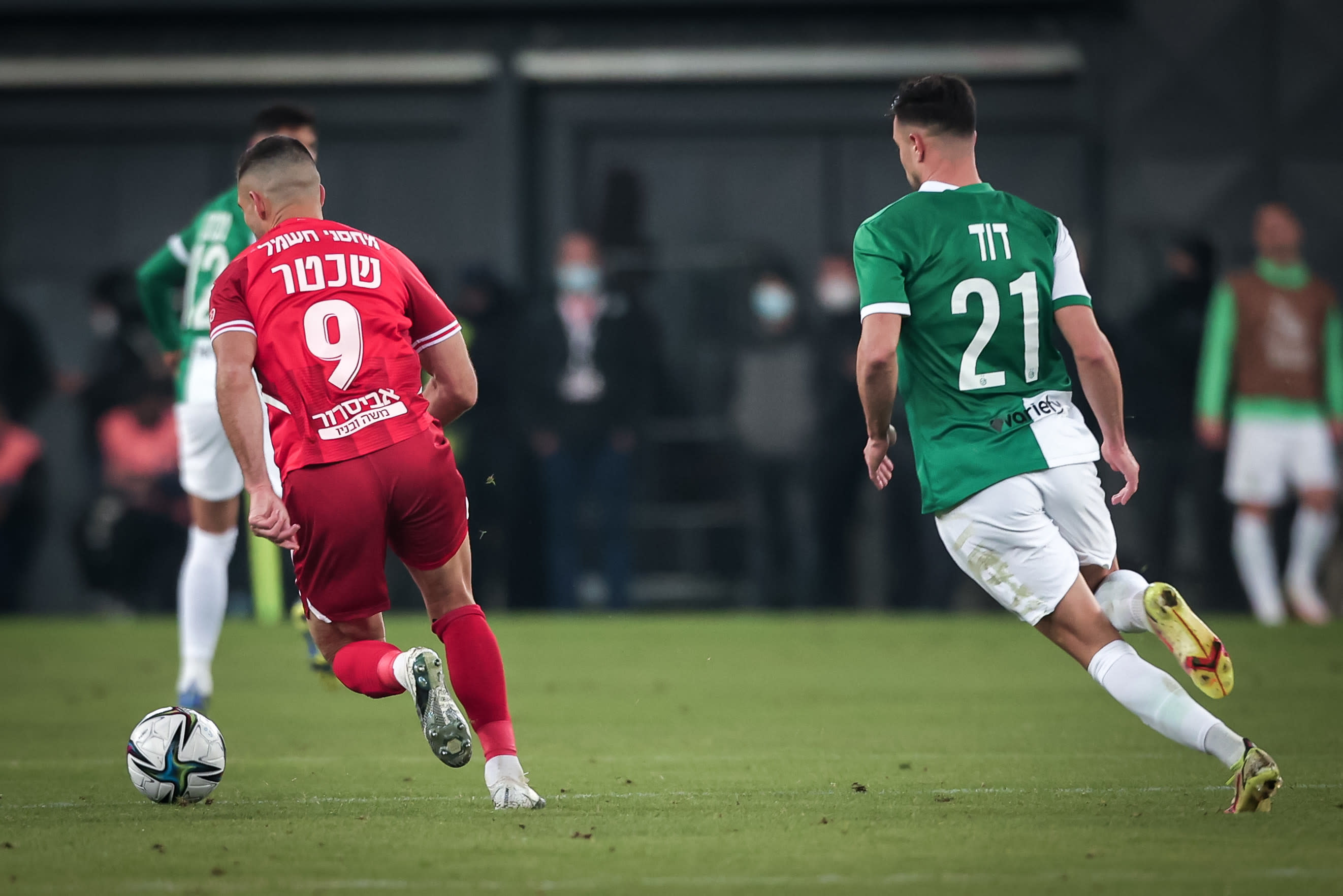 איתי שכטר שחקן הפועל באר שבע מול דין דוד שחקן מכבי חיפה