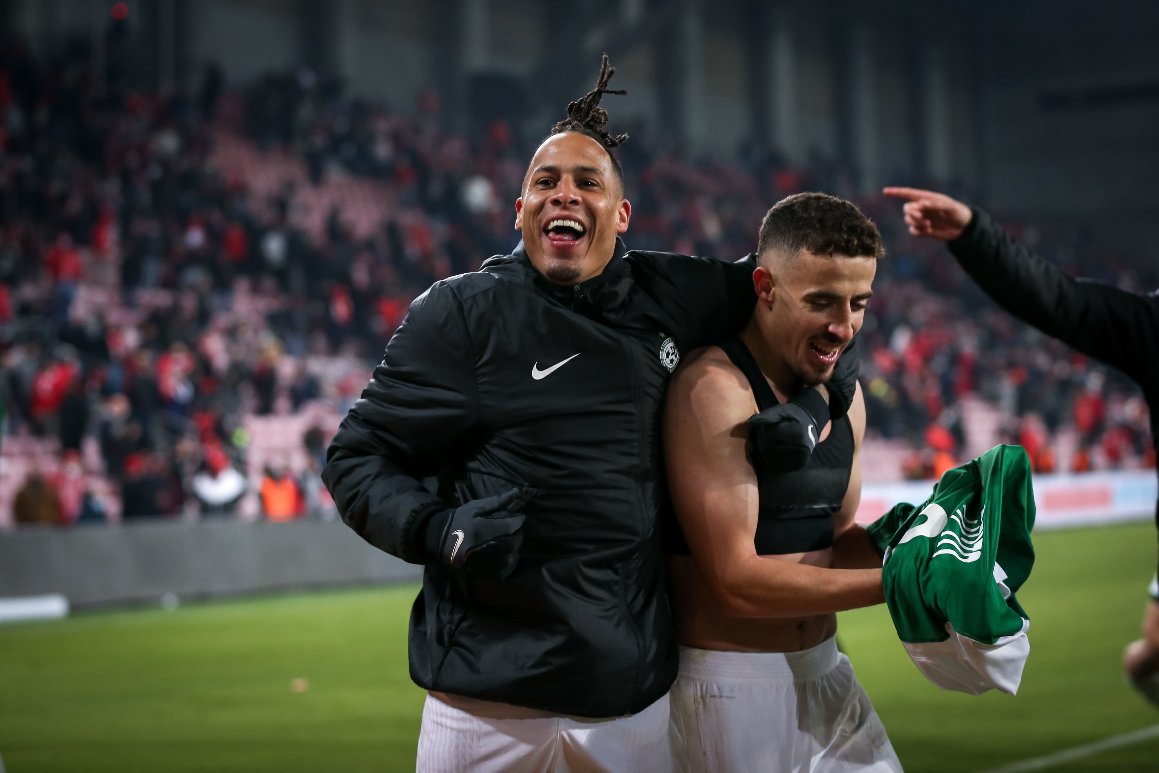 צ'ארון שרי שחקן מכבי חיפה עם דולב חזיזה