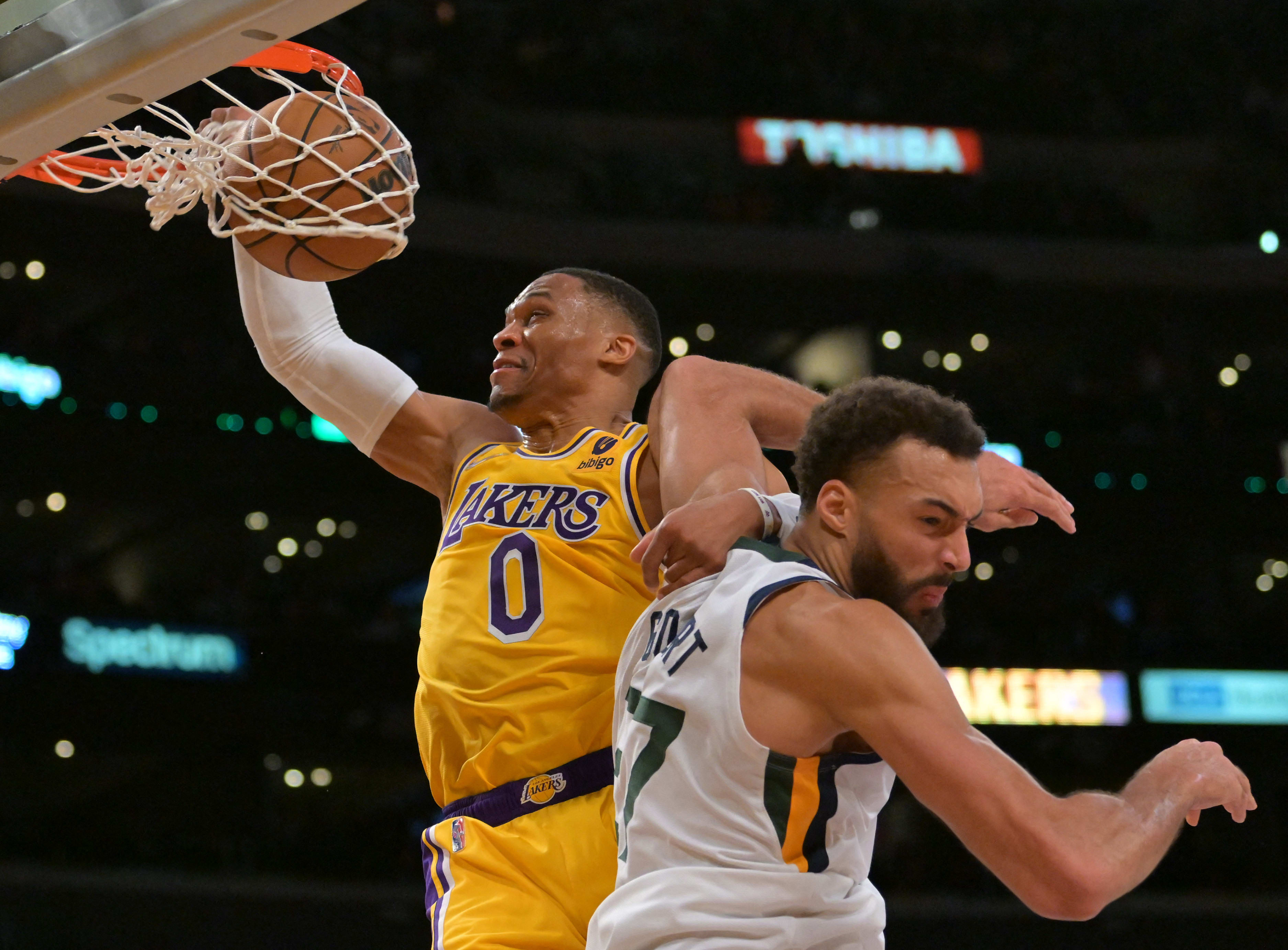 שחקן לוס אנג'לס לייקרס ראסל ווסטברוק מטביע מעל רודי גובר, יוטה ג'אז