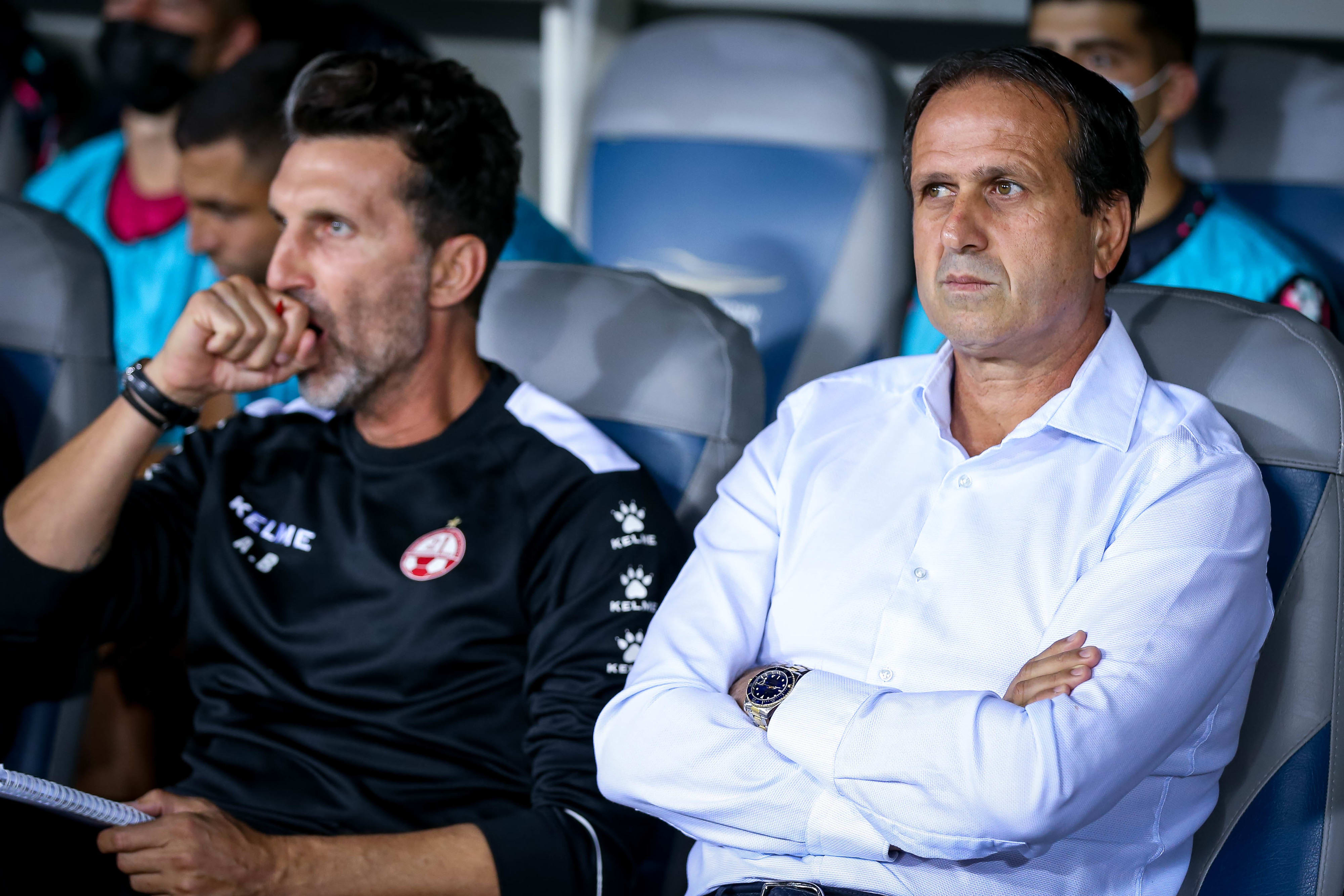 רוני לוי מאמן הפועל באר שבע עם עוזרו אריק בנדו