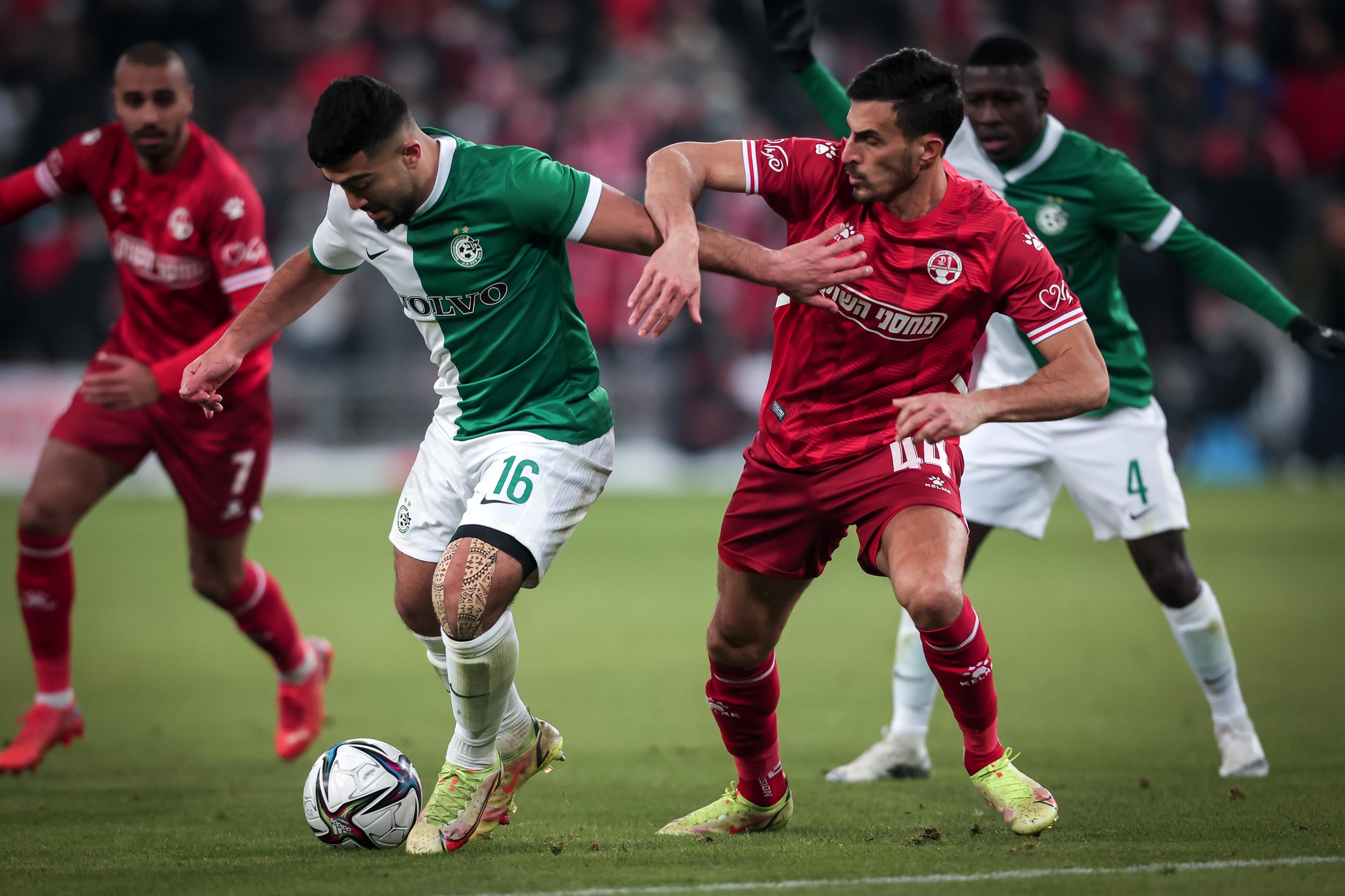 מוחמד אבו פאני שחקן מכבי חיפה מול חאתם עבד אלחמיד שחקן הפועל באר שבע