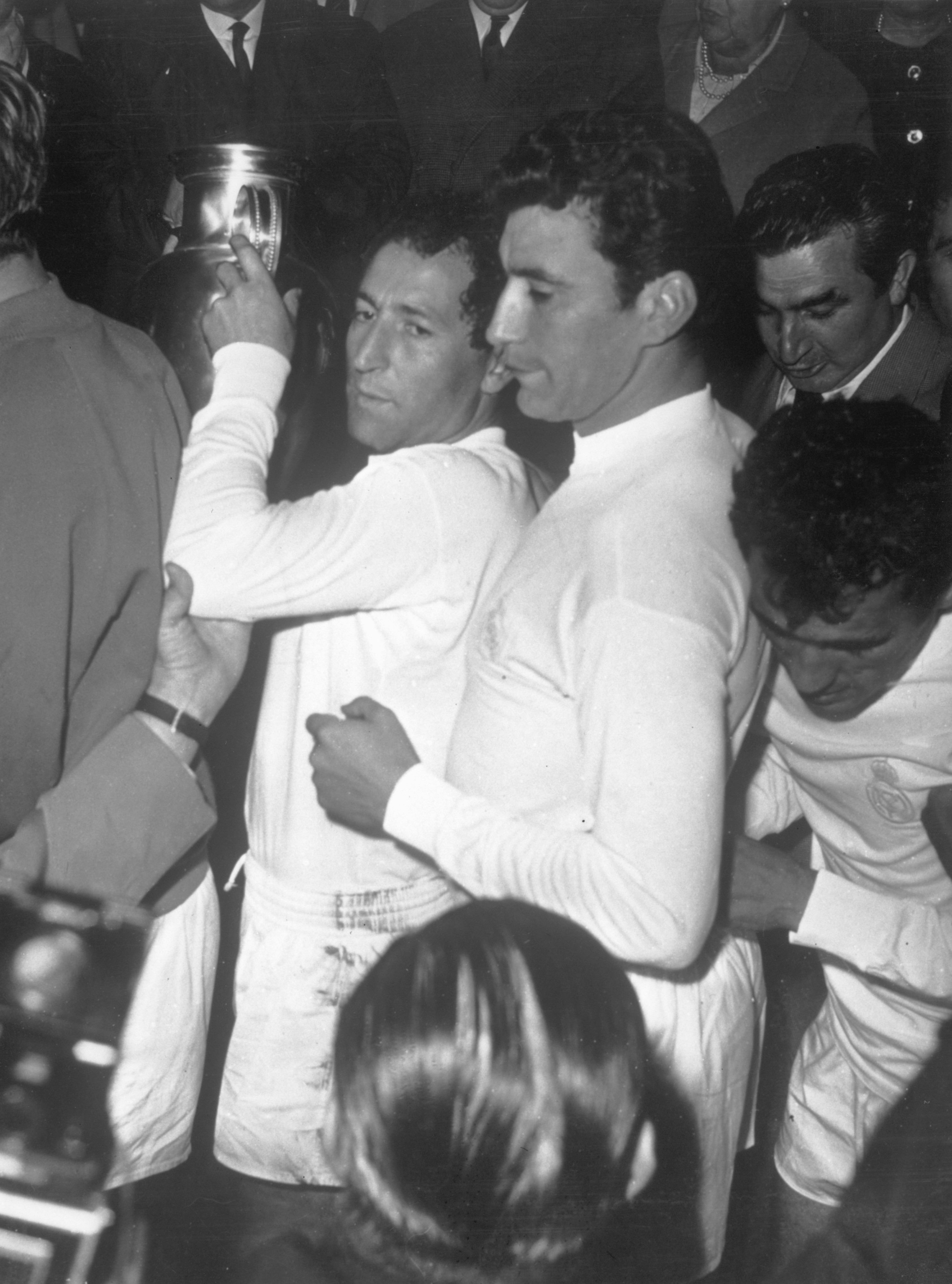 שחקן ריאל מדריד, פאקו חנטו עם גביע אירופה לאלופות ב-1966