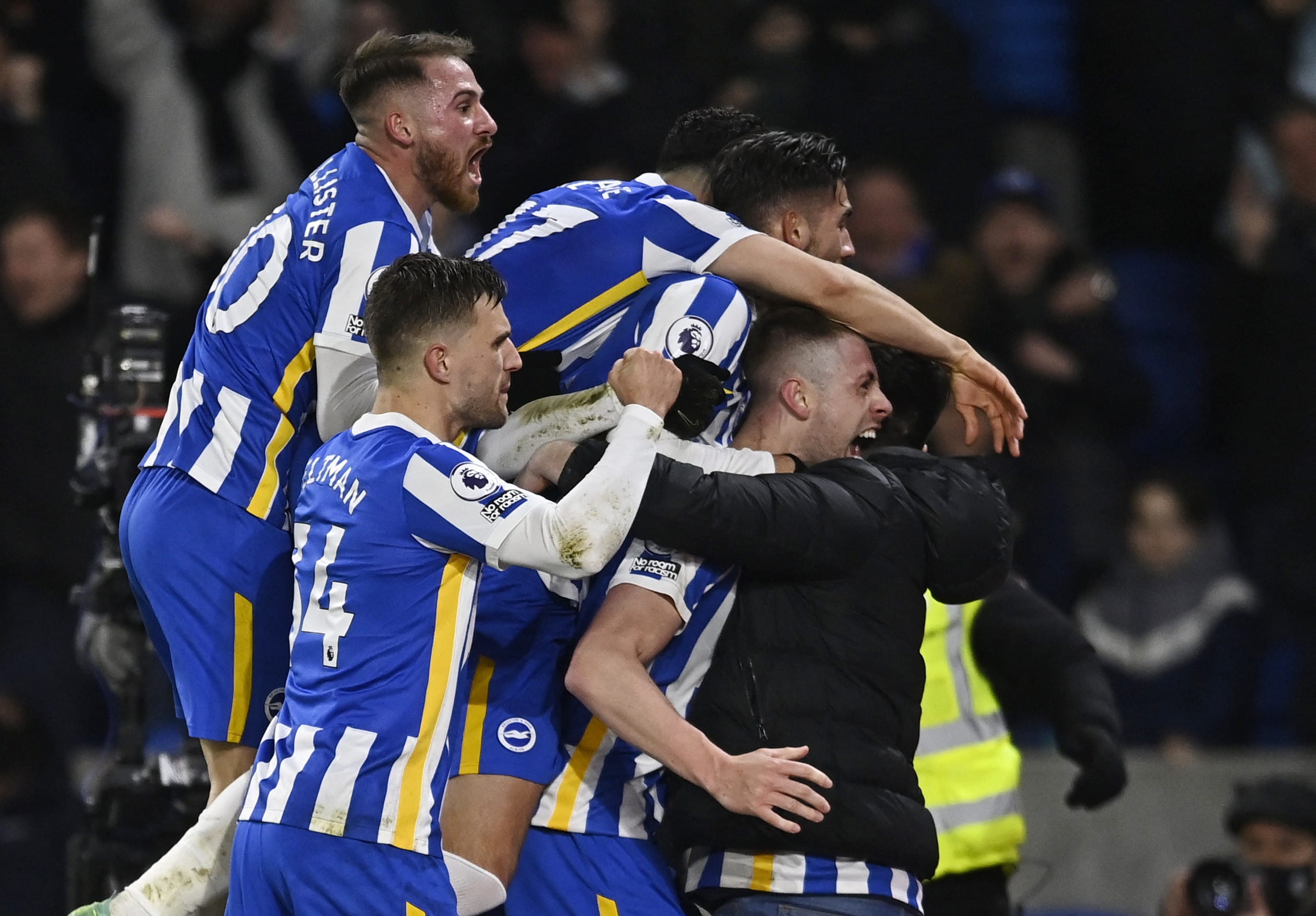 שחקני ברייטון חוגגים