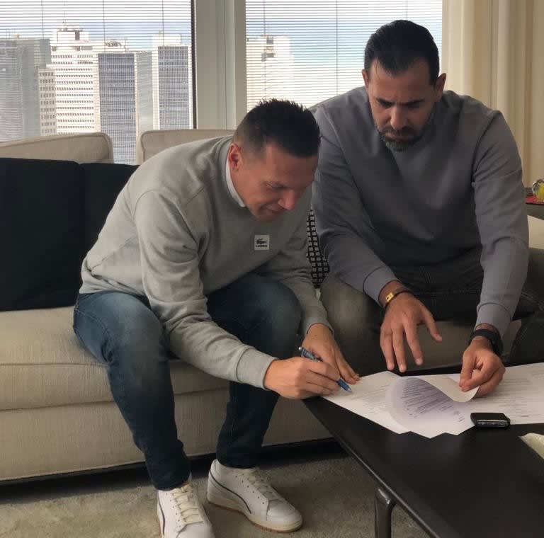 ברק בכר מאריך חוזה במכבי חיפה, לצד סוכן השחקנים דודו דהאן