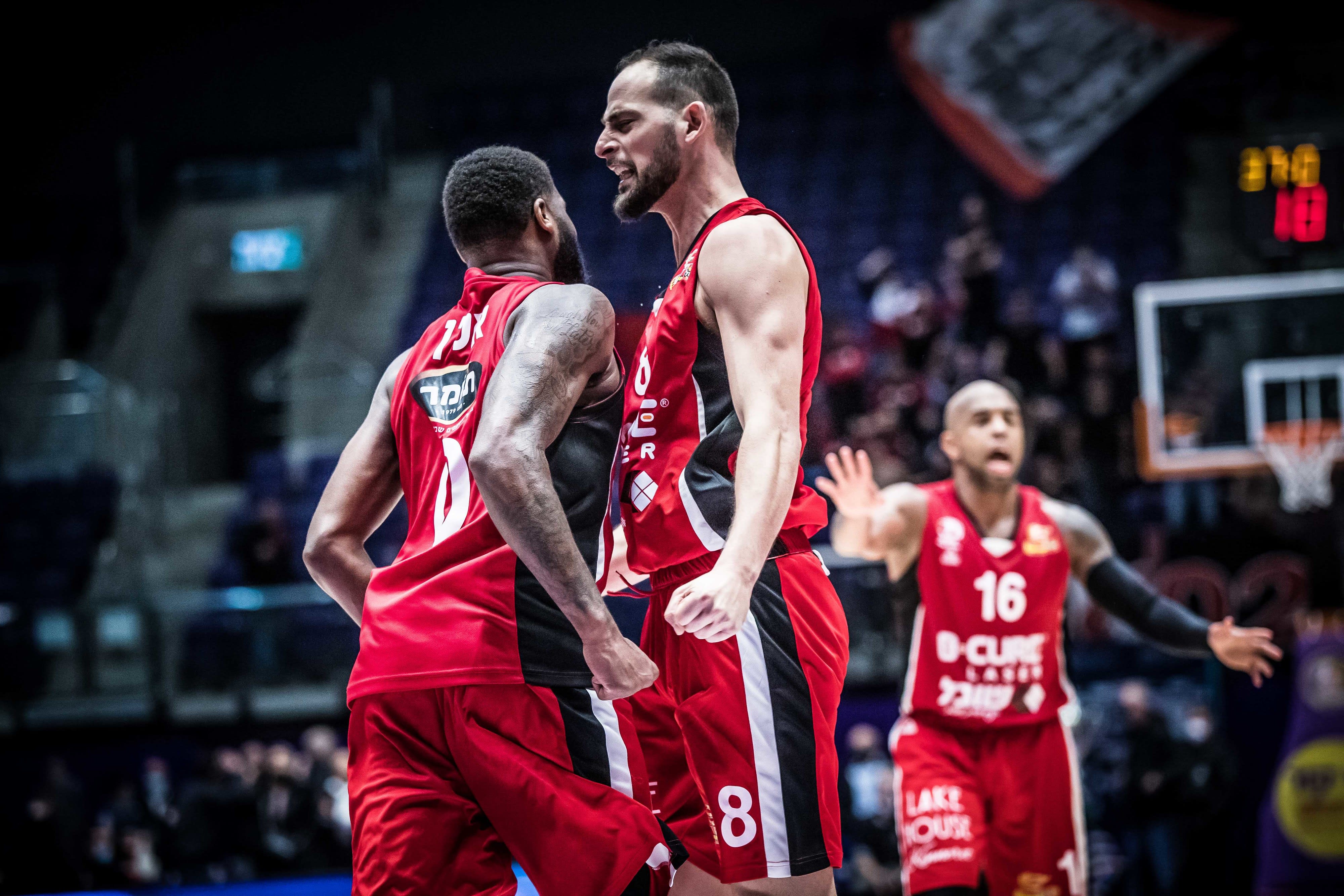 שחקן הפועל חיפה עמית שמחון עם קאדים אלן