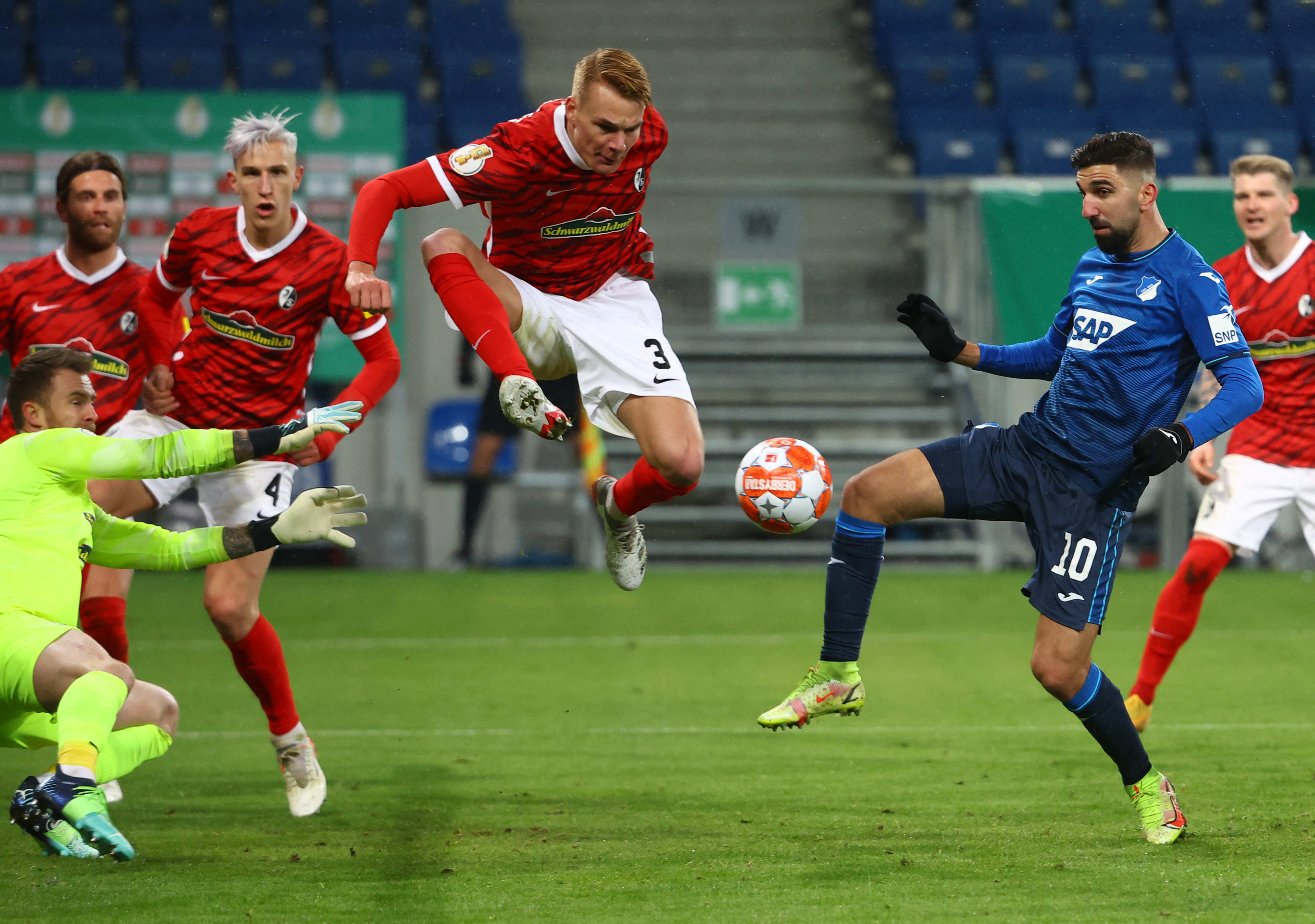 שחקן הופנהיים מונס דאבור מול שחקן פרייבורג פיליפ לינהארט