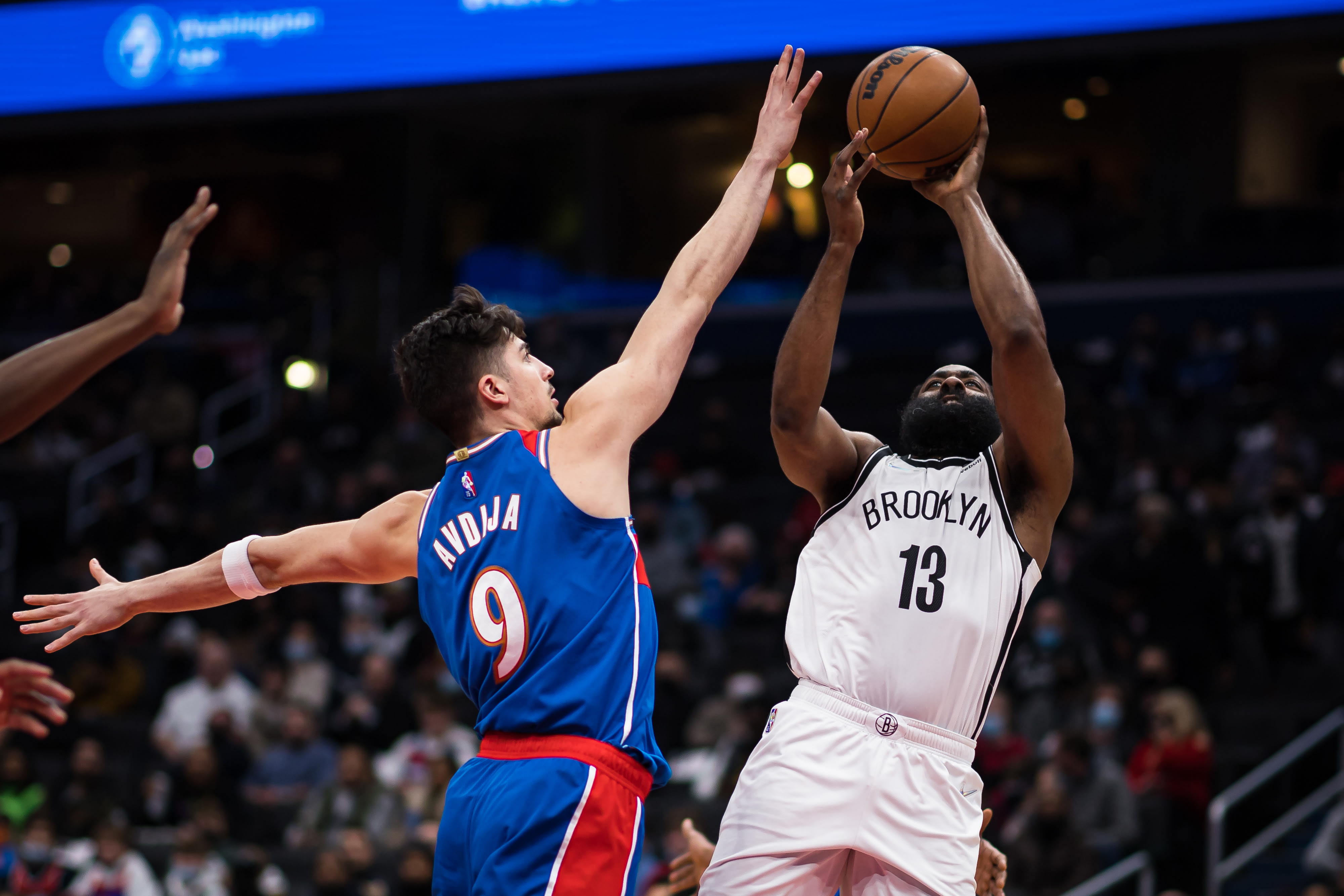 שחקן ברוקלין נטס ג'יימס הארדן נשמר על ידי שחקן וושינגטון וויזארדס דני אבדיה